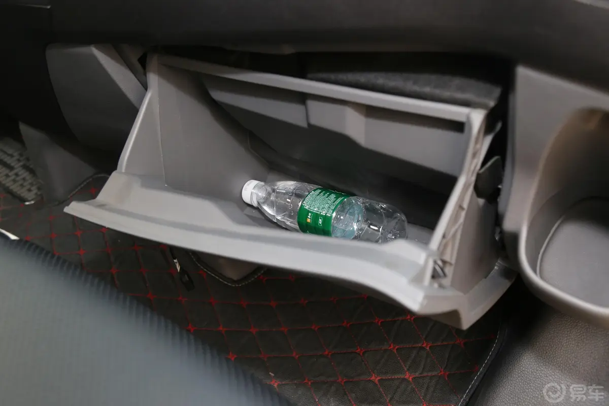 全顺T型房车2.0T 自动 慧尊版手套箱空间水瓶横置