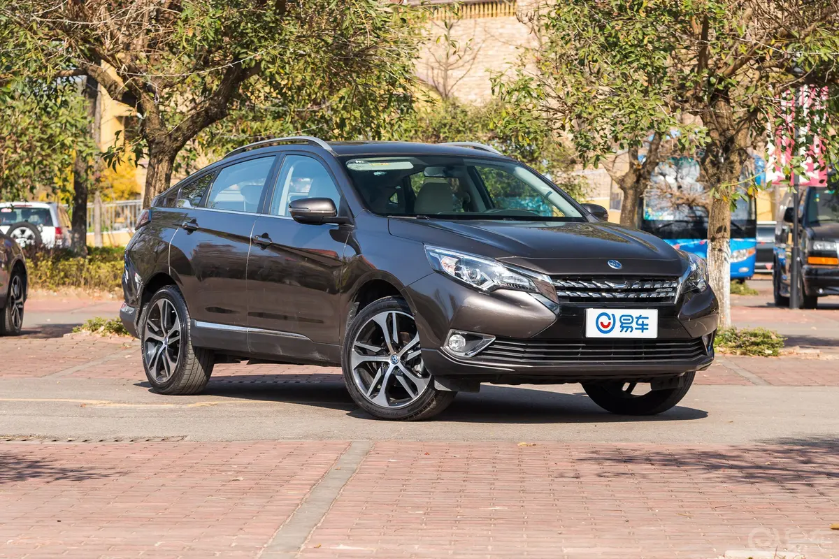 启辰T902.0L CVT 智联领尚版 国V外观