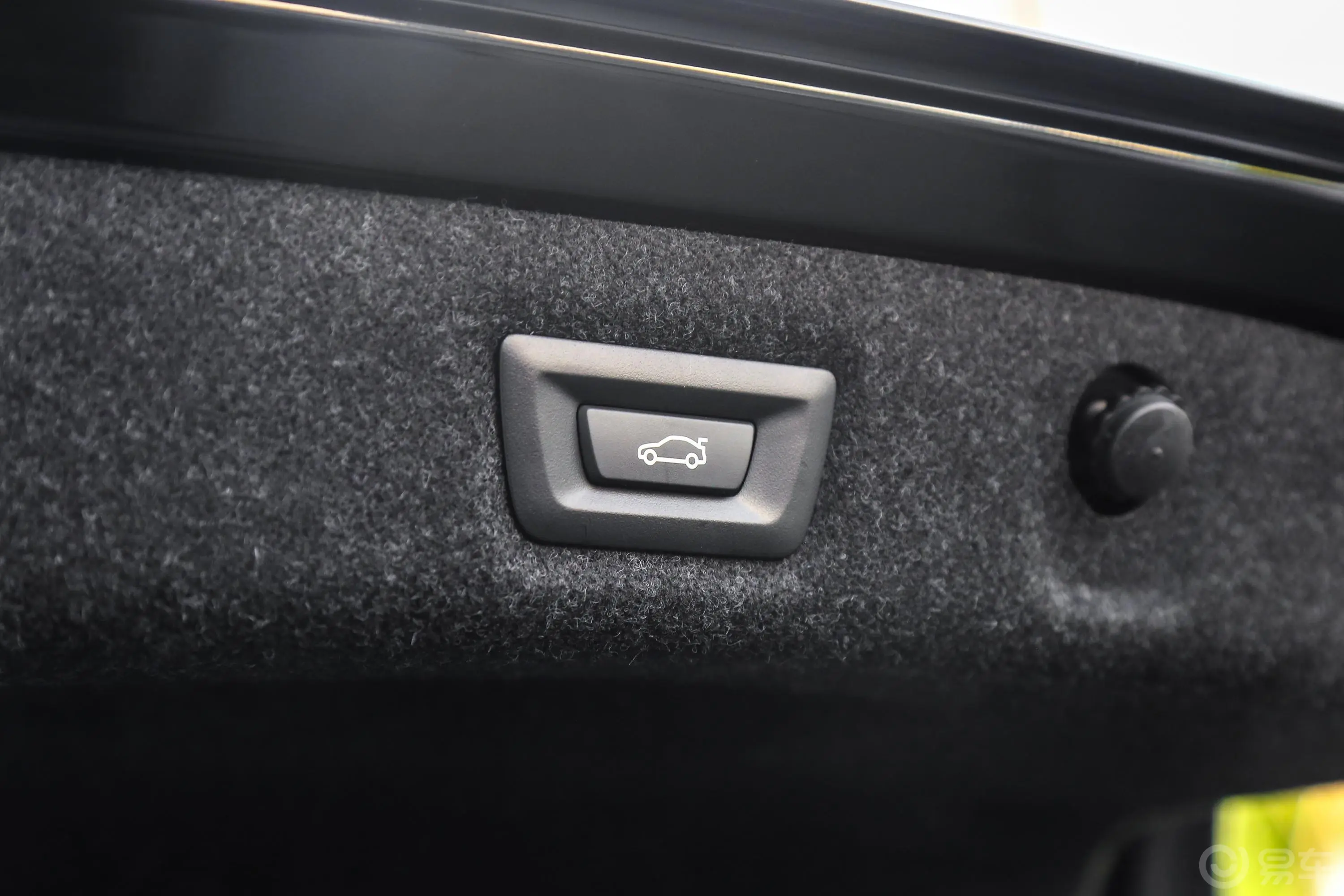 宝马5系530Li 领先版 豪华套装电动尾门按键（手动扶手）
