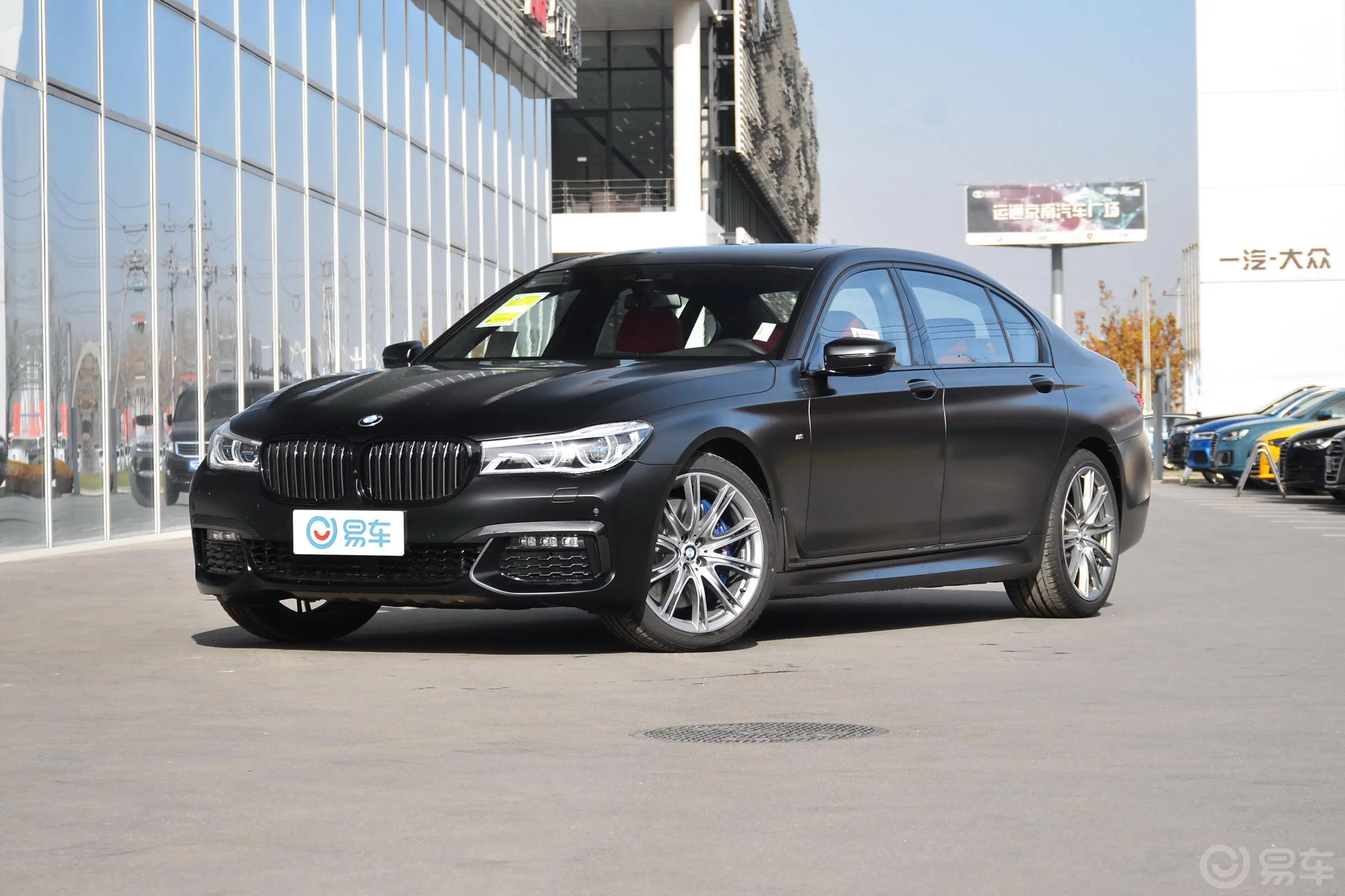 宝马7系黑焰版 740Li xDrive 尊享版 M运动套装侧前45度车头向左水平