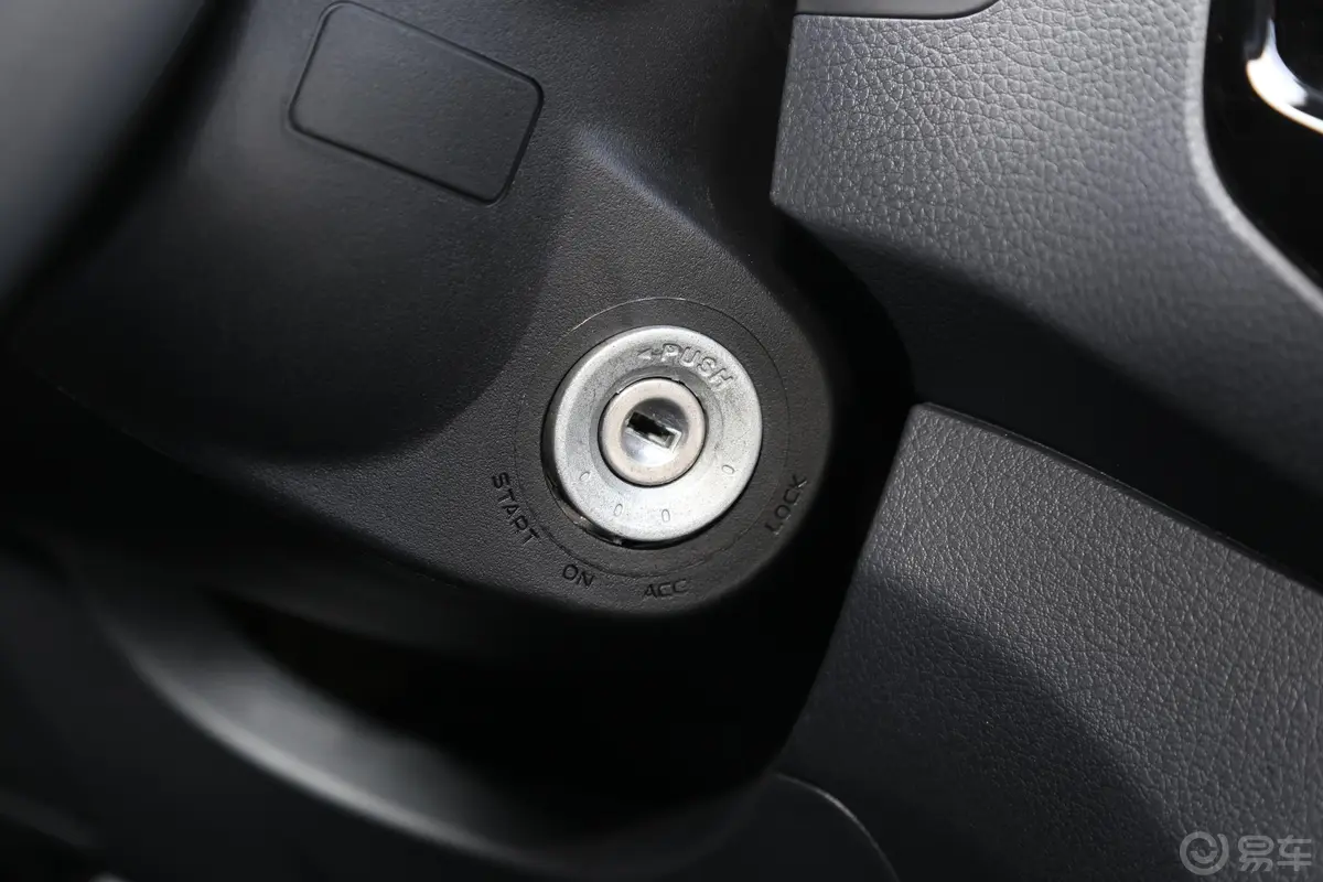 瑞迈2.8T 手动 两驱 加长豪华版 柴油钥匙孔或一键启动按键