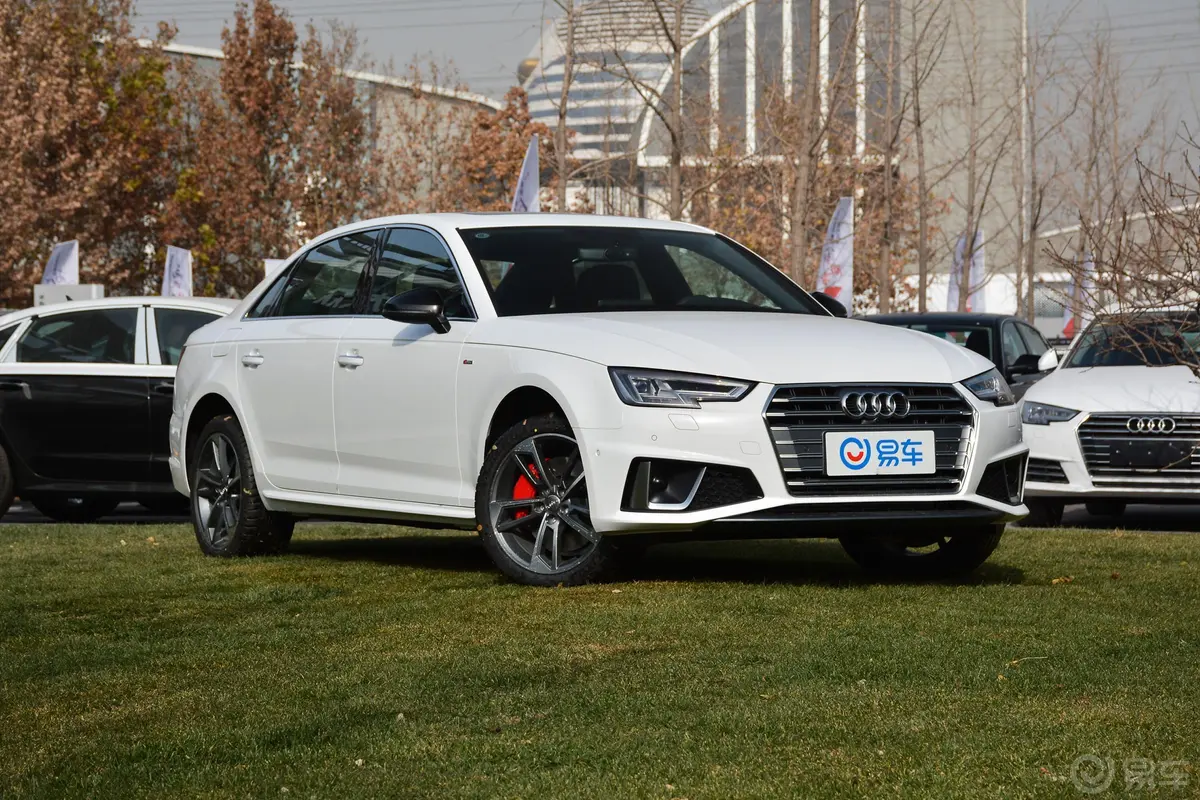 奥迪A4L45 TFSI quattro运动版 国V侧前45度车头向右水平