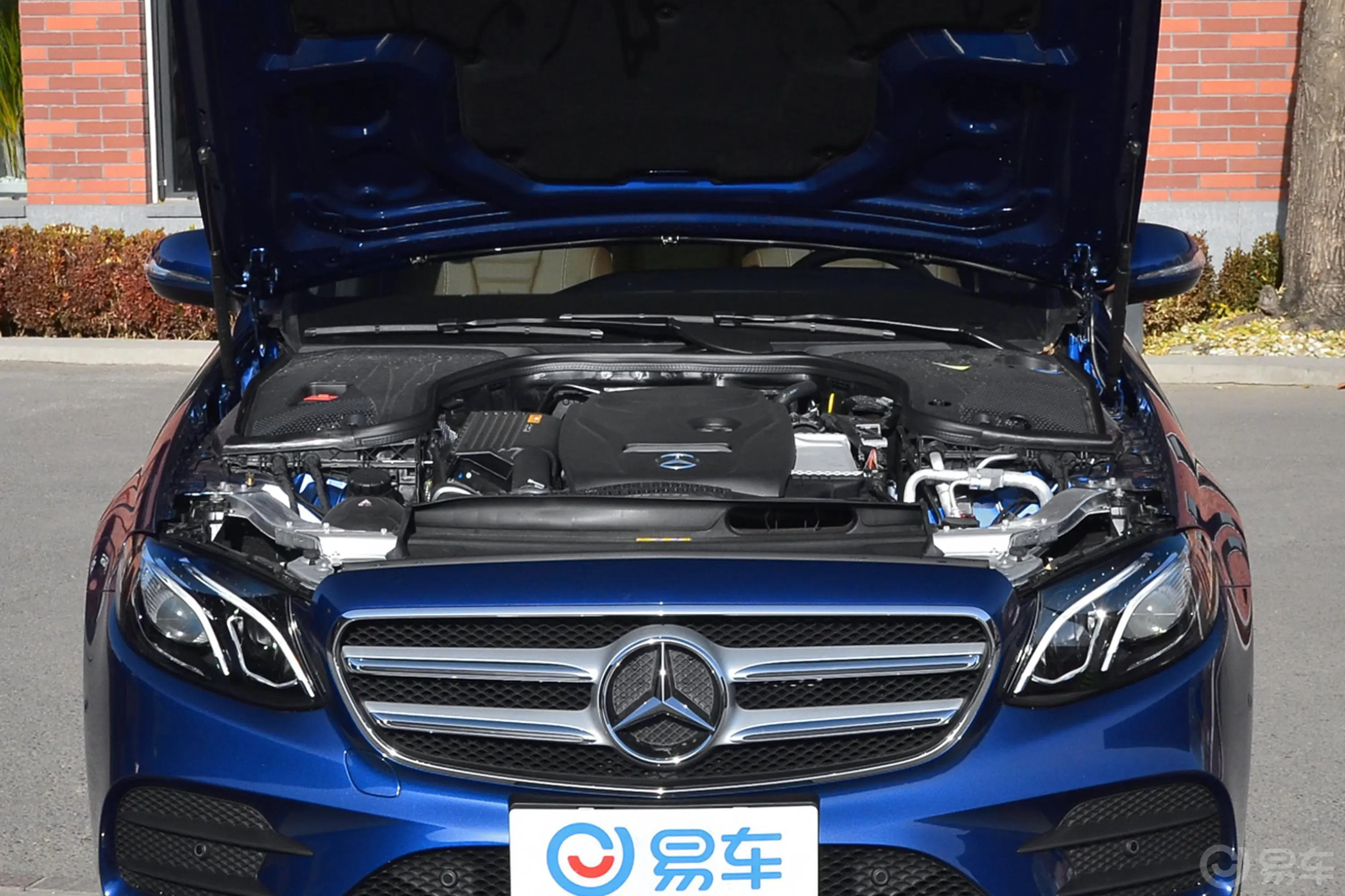 奔驰E级E 200 L 4MATIC 运动轿车发动机舱整体