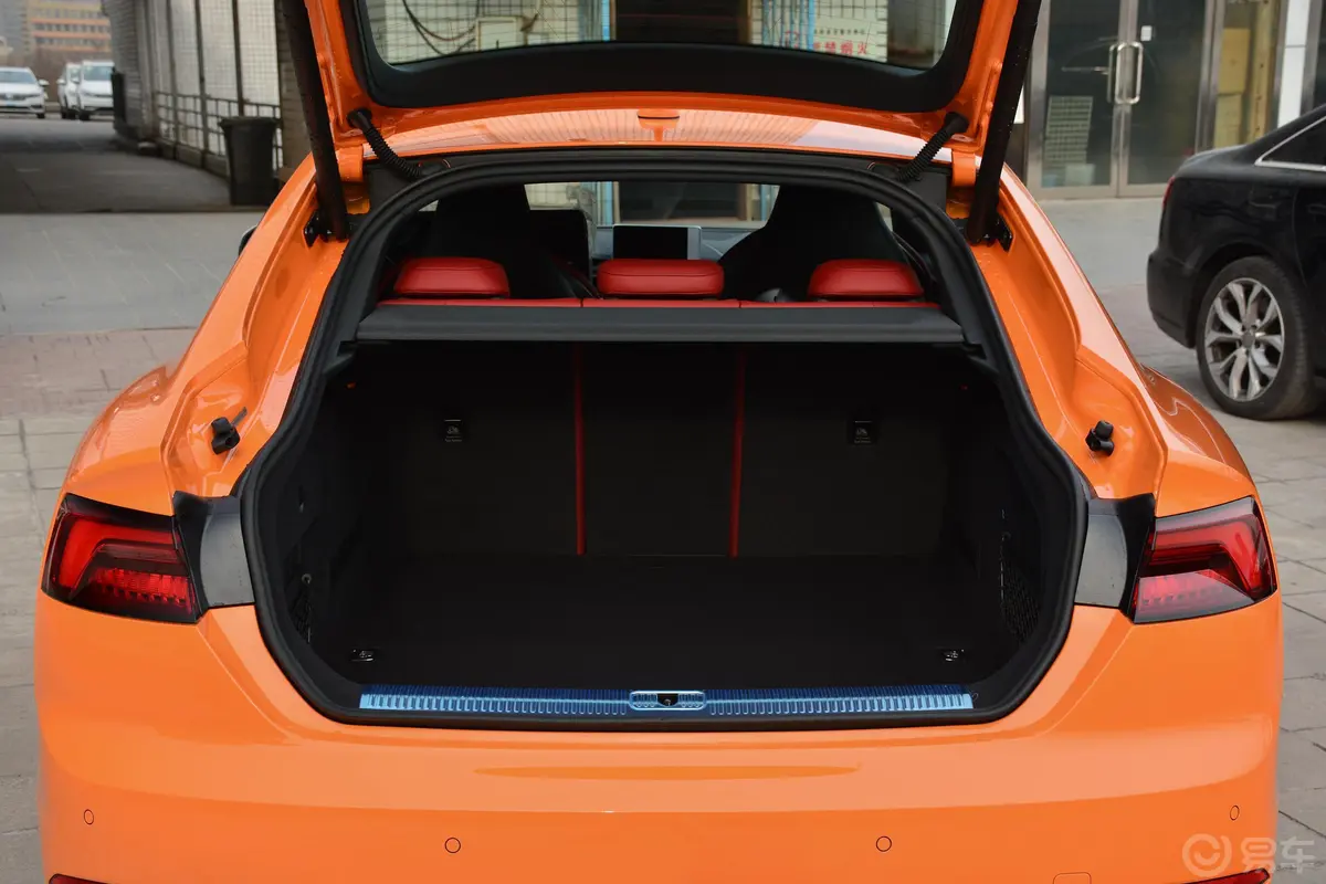 奥迪S5Sportback后备厢空间特写