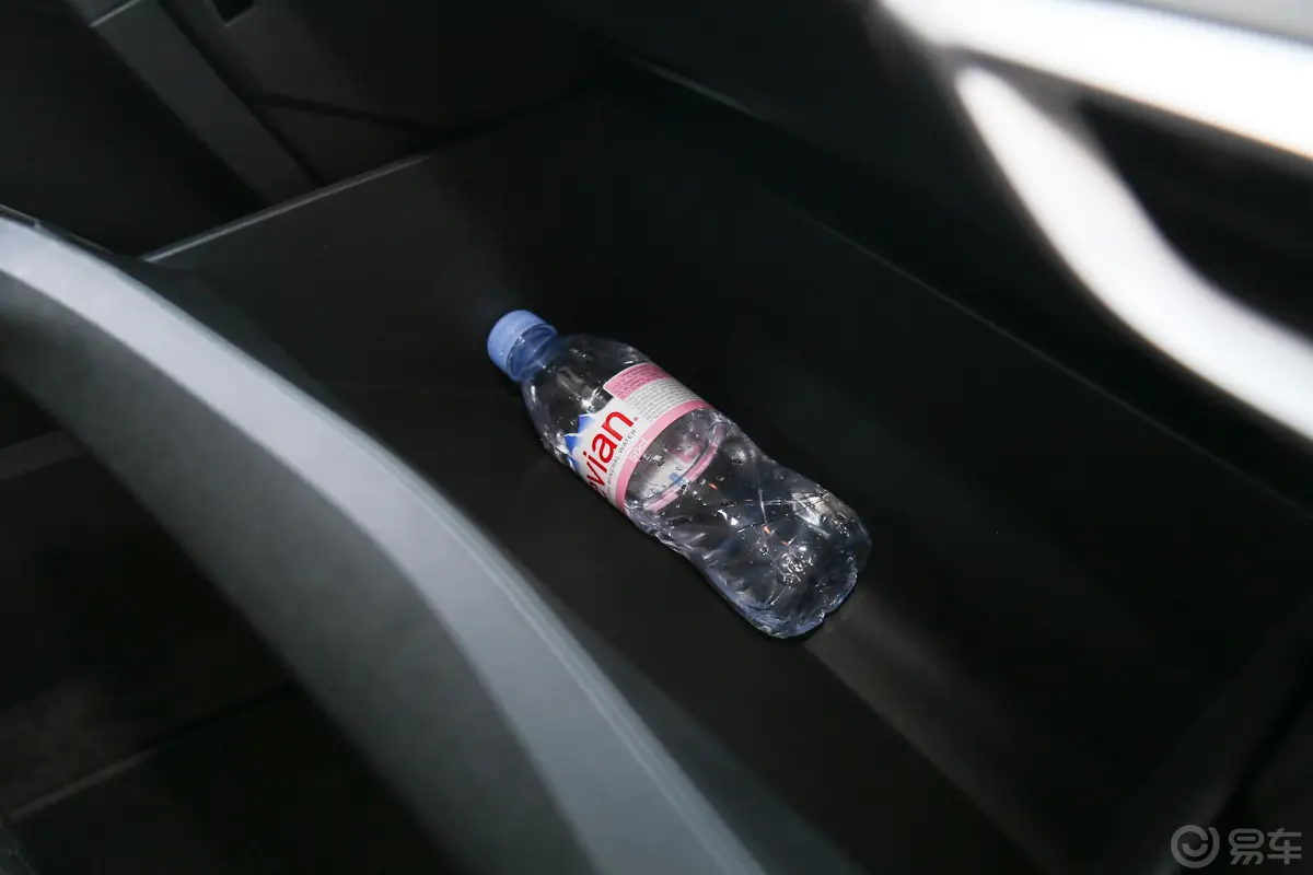 沃兰多530T 手自一体 米奇定制版 7座 国V手套箱空间水瓶横置
