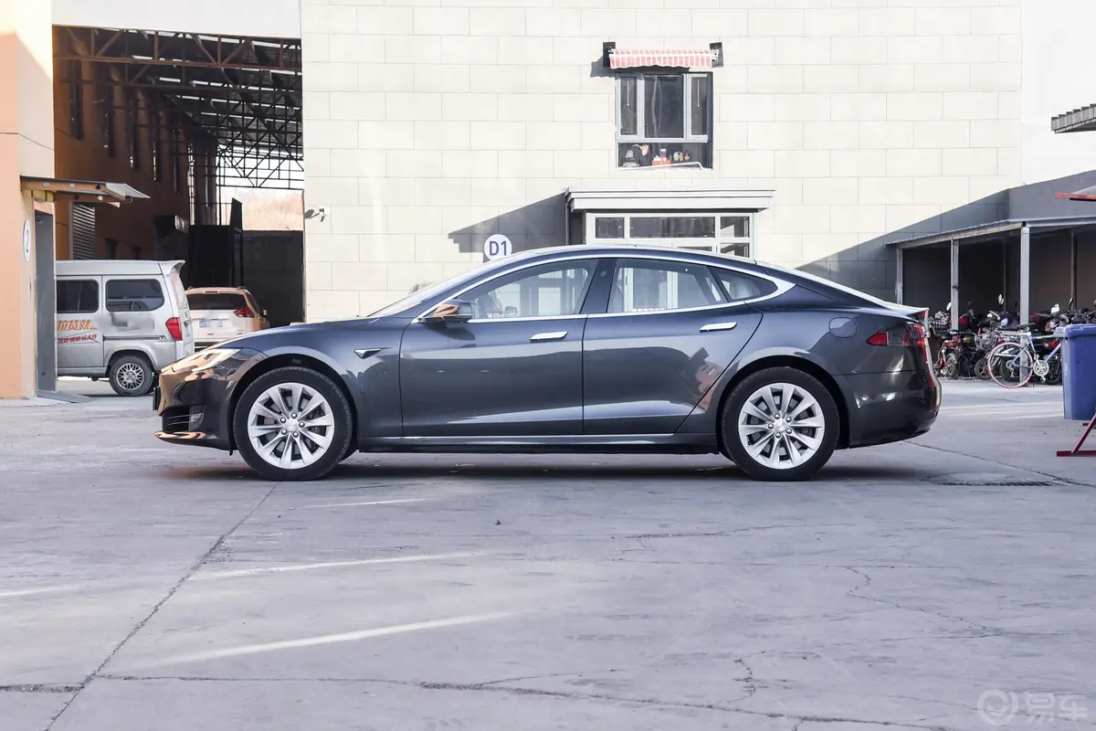 Model S长续航版正侧车头向左水平
