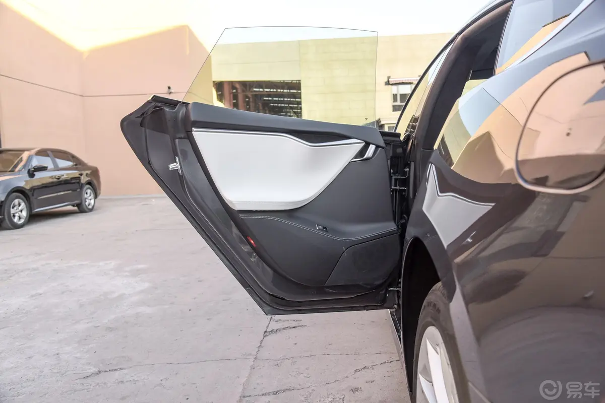 Model S长续航版驾驶员侧后车门