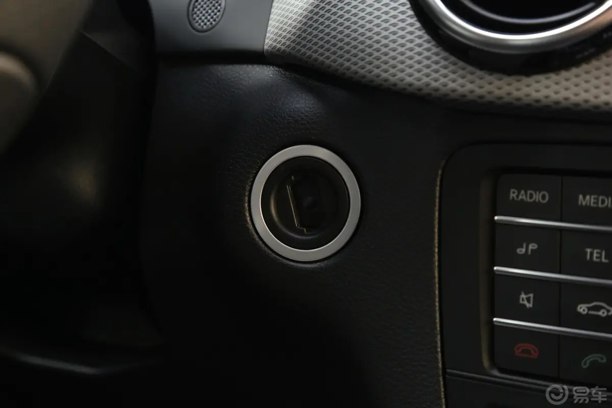 奔驰B级B 200 动感版钥匙孔或一键启动按键