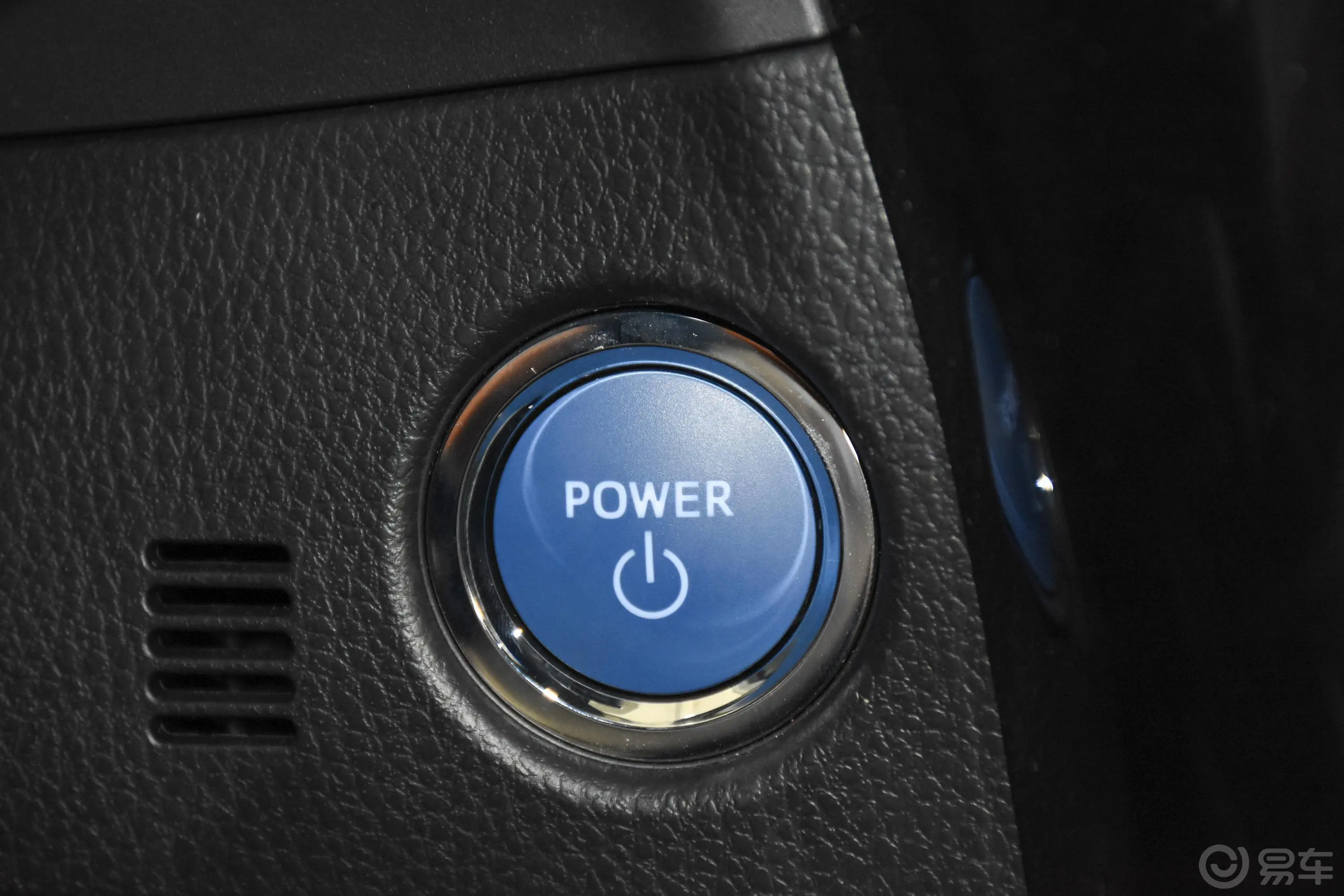 卡罗拉 双擎E+1.8L E-CVT 旗舰版钥匙孔或一键启动按键