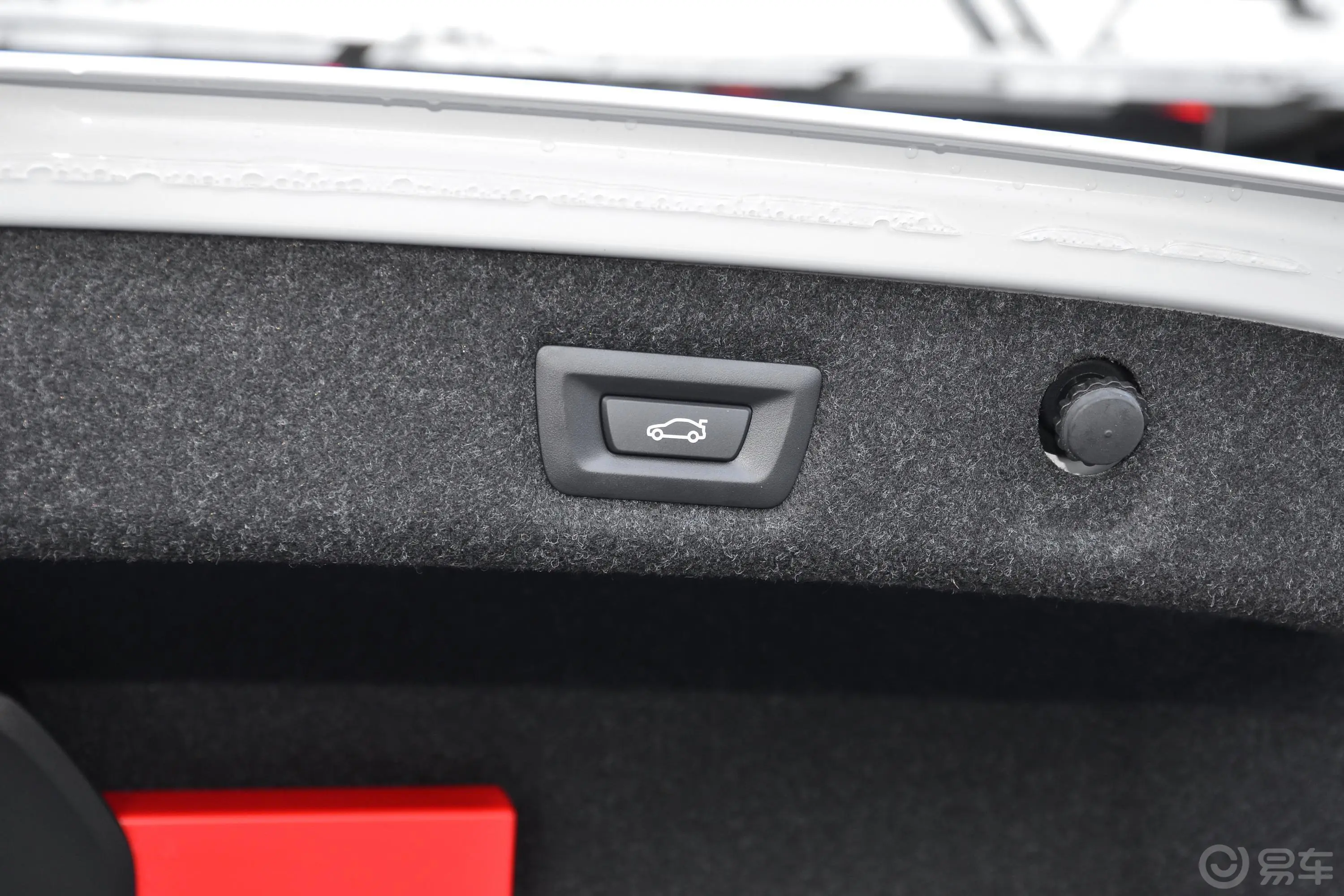 宝马5系530Li 领先版 M运动套装电动尾门按键（手动扶手）