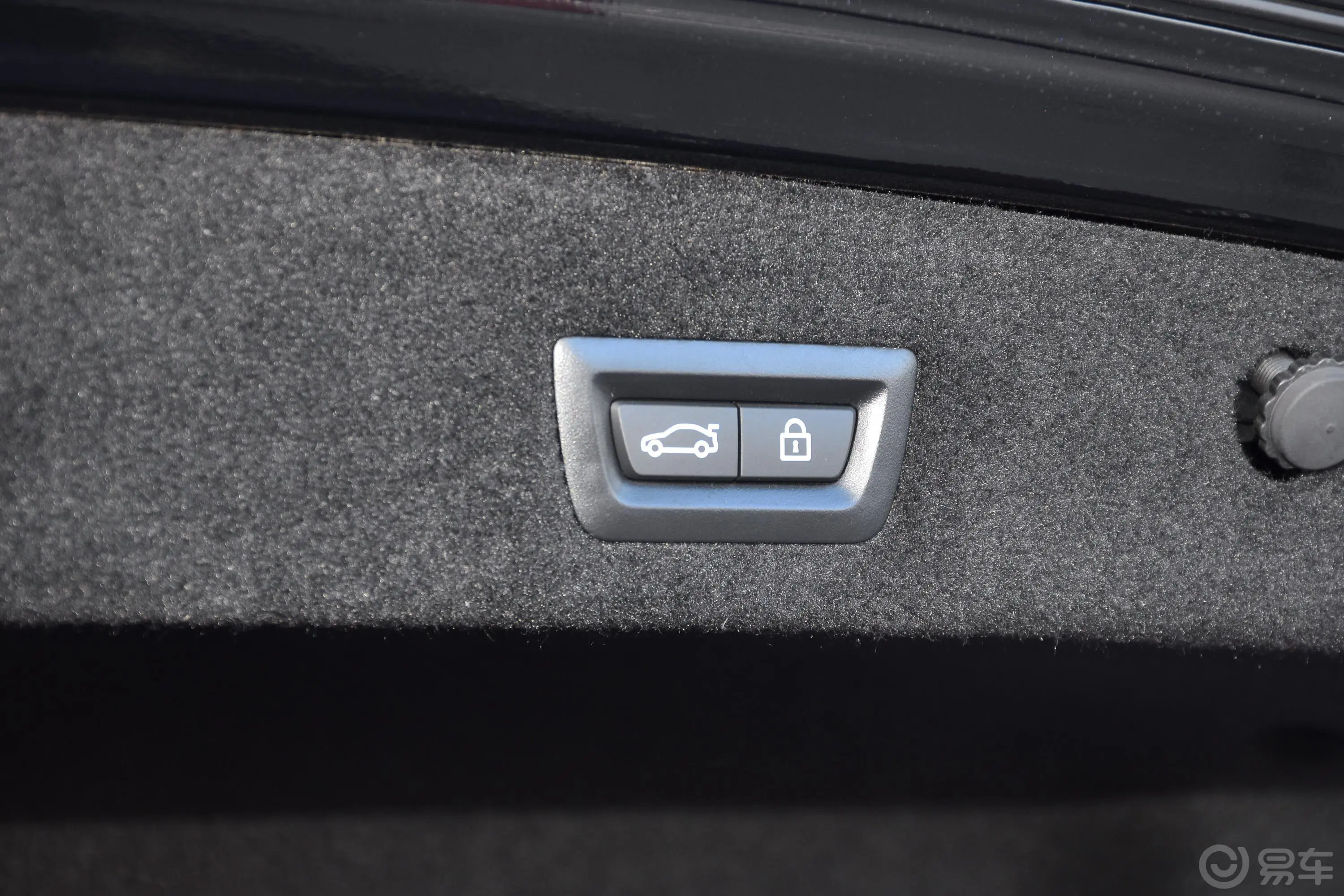 宝马7系730Li 尊享版 卓越套装电动尾门按键（手动扶手）