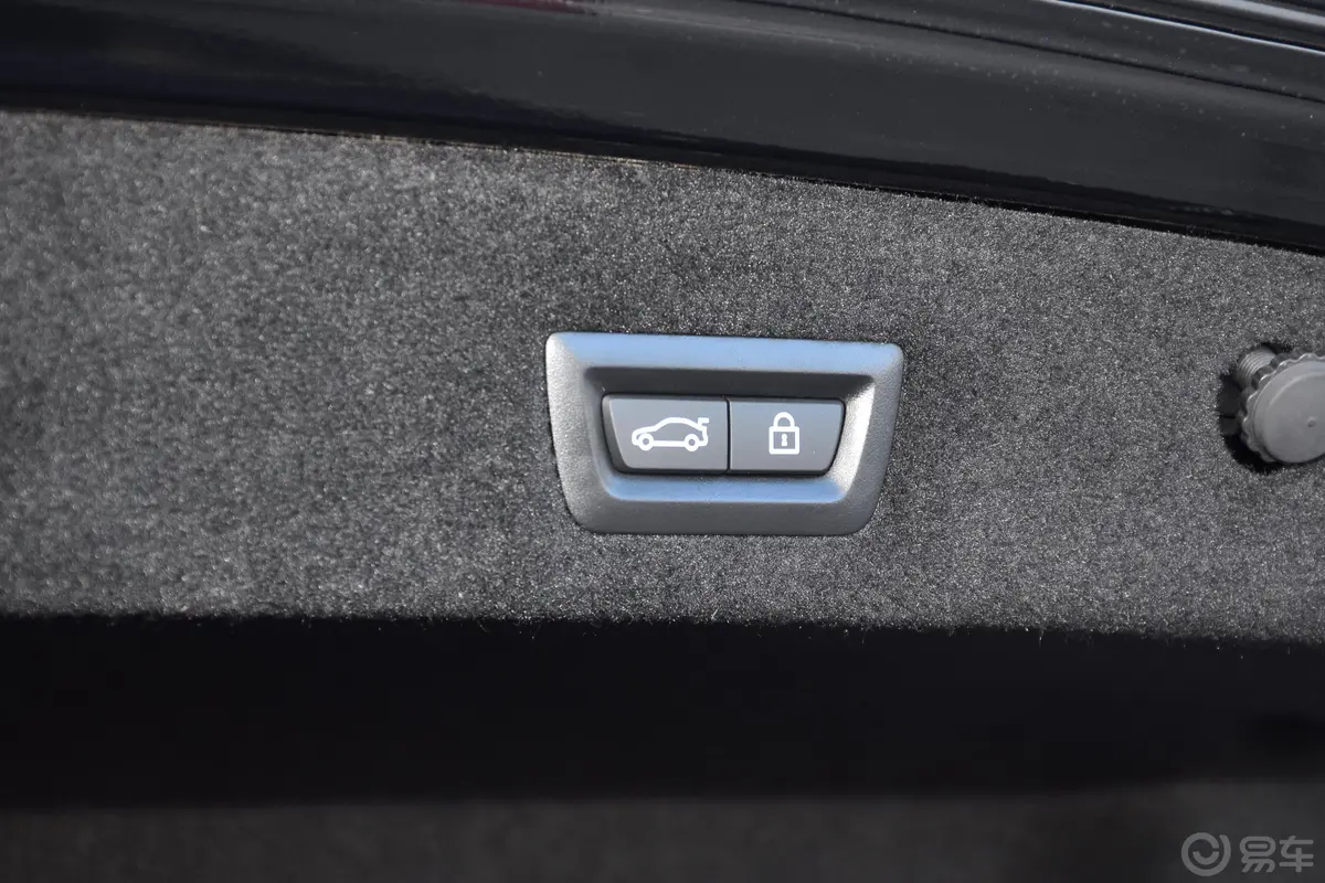 宝马7系730Li 尊享版 卓越套装电动尾门按键（手动扶手）