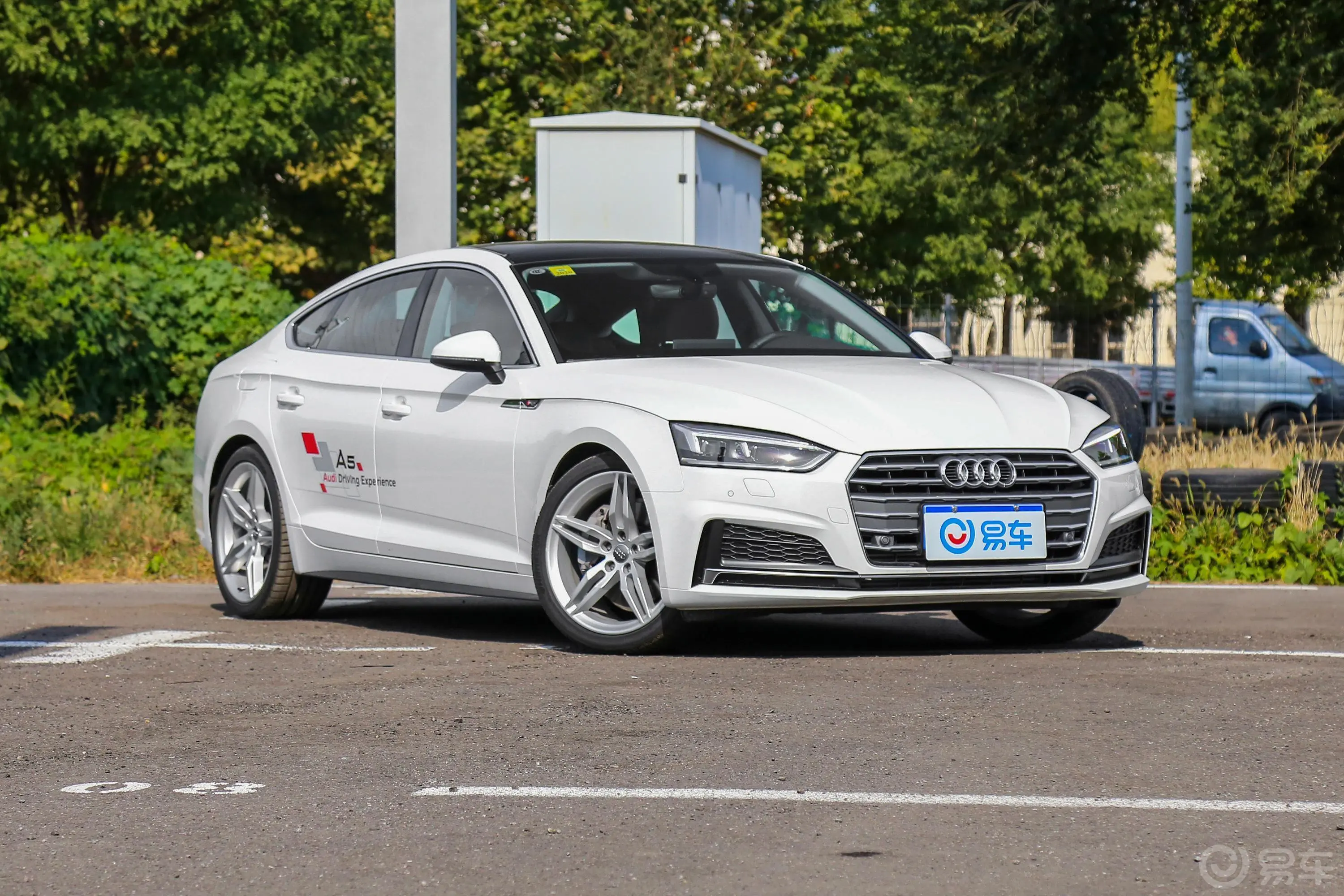 奥迪A5Sportback 45 TFSI 运动版 国V发动机舱盖内侧