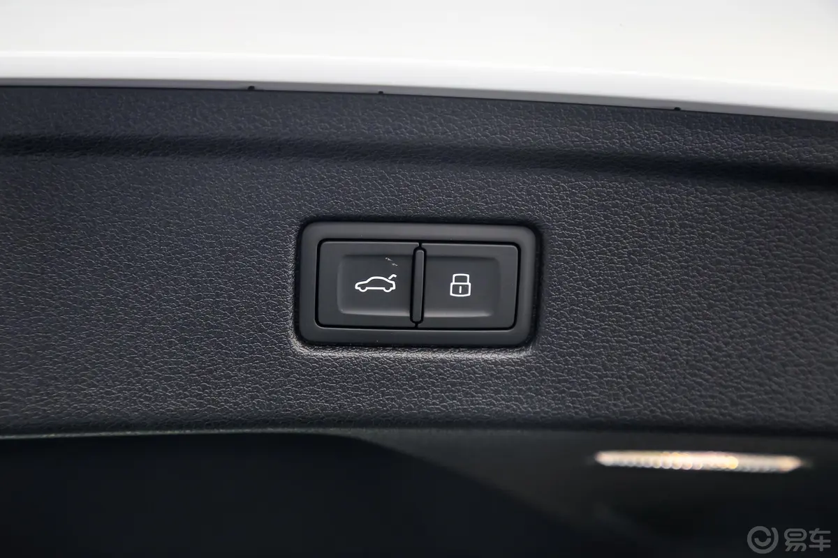 奥迪A5Sportback 45 TFSI 运动版 国V电动尾门按键（手动扶手）