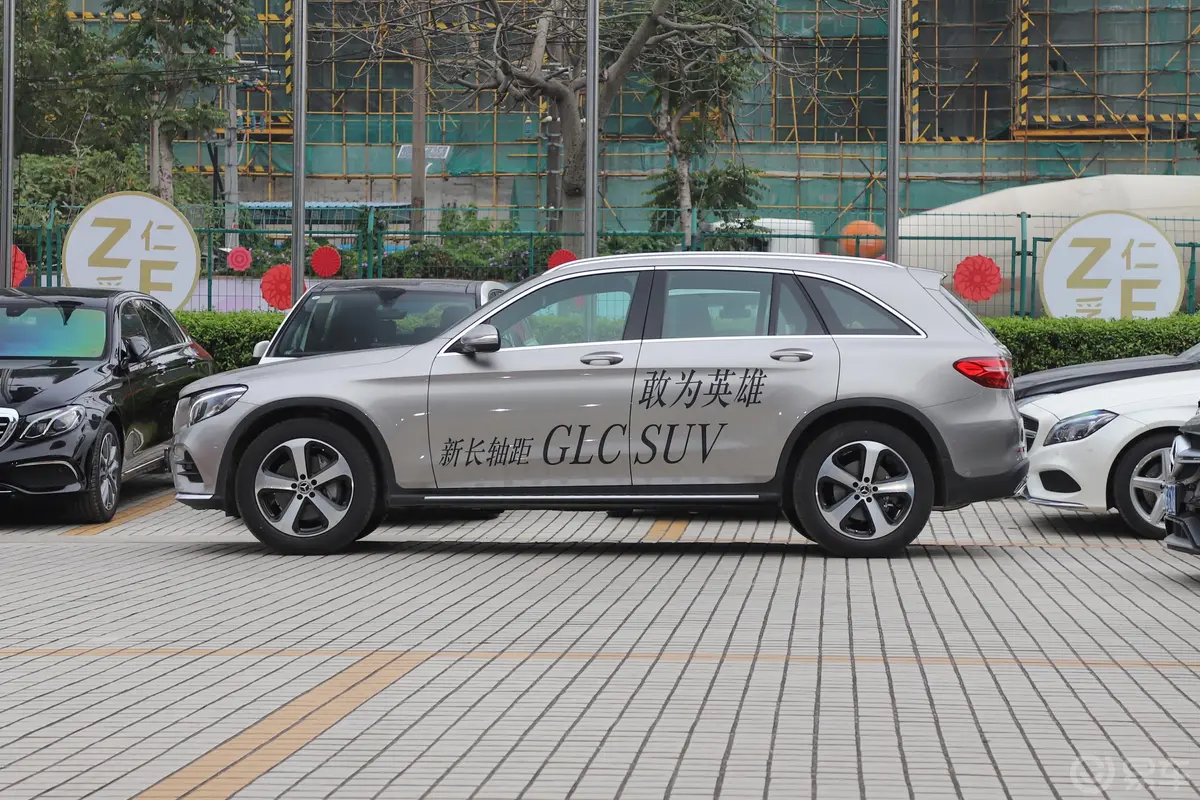 奔驰GLCGLC 260 L 4MATIC 豪华版正侧车头向左水平