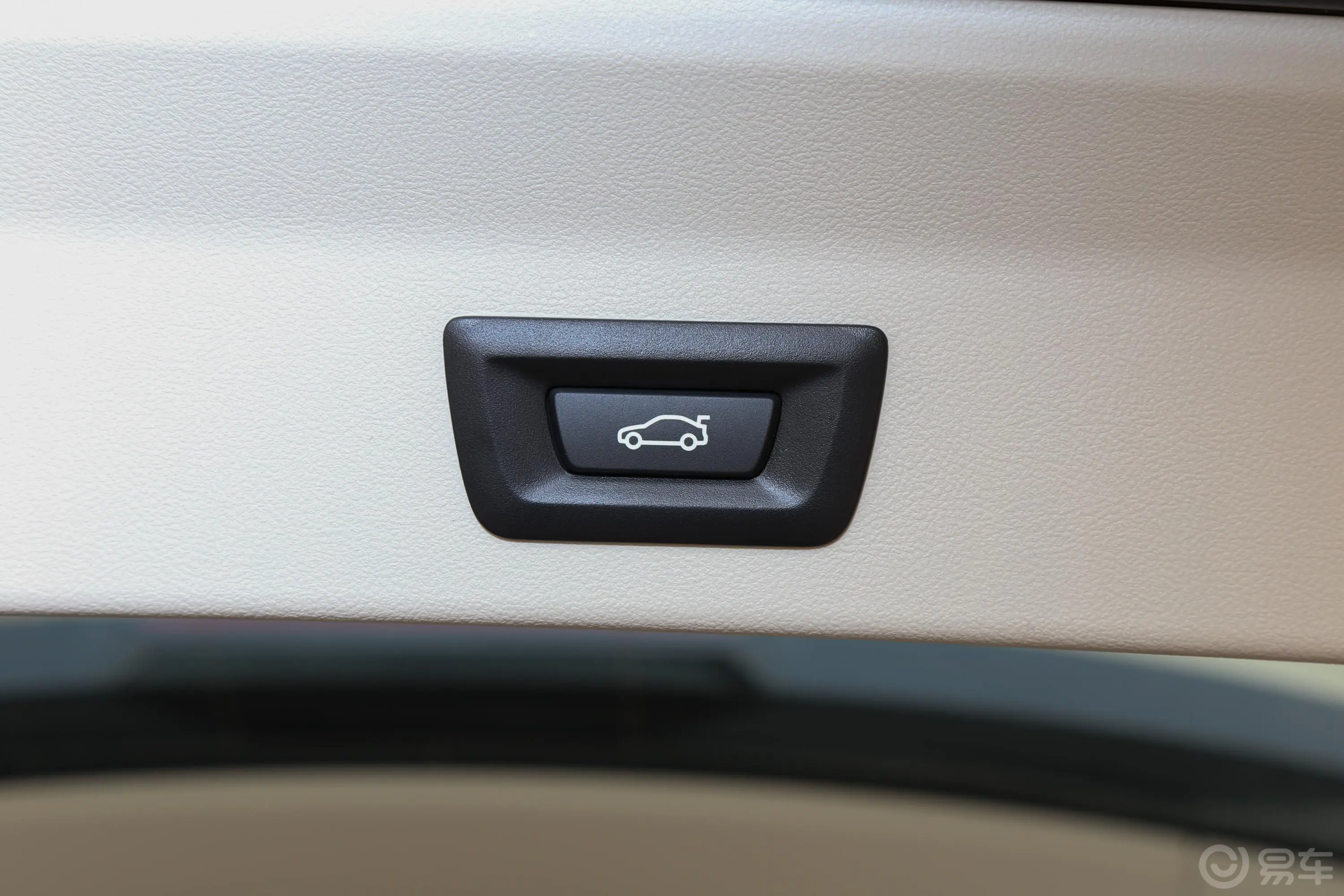 宝马X3xDrive 28i 豪华套装电动尾门按键（手动扶手）