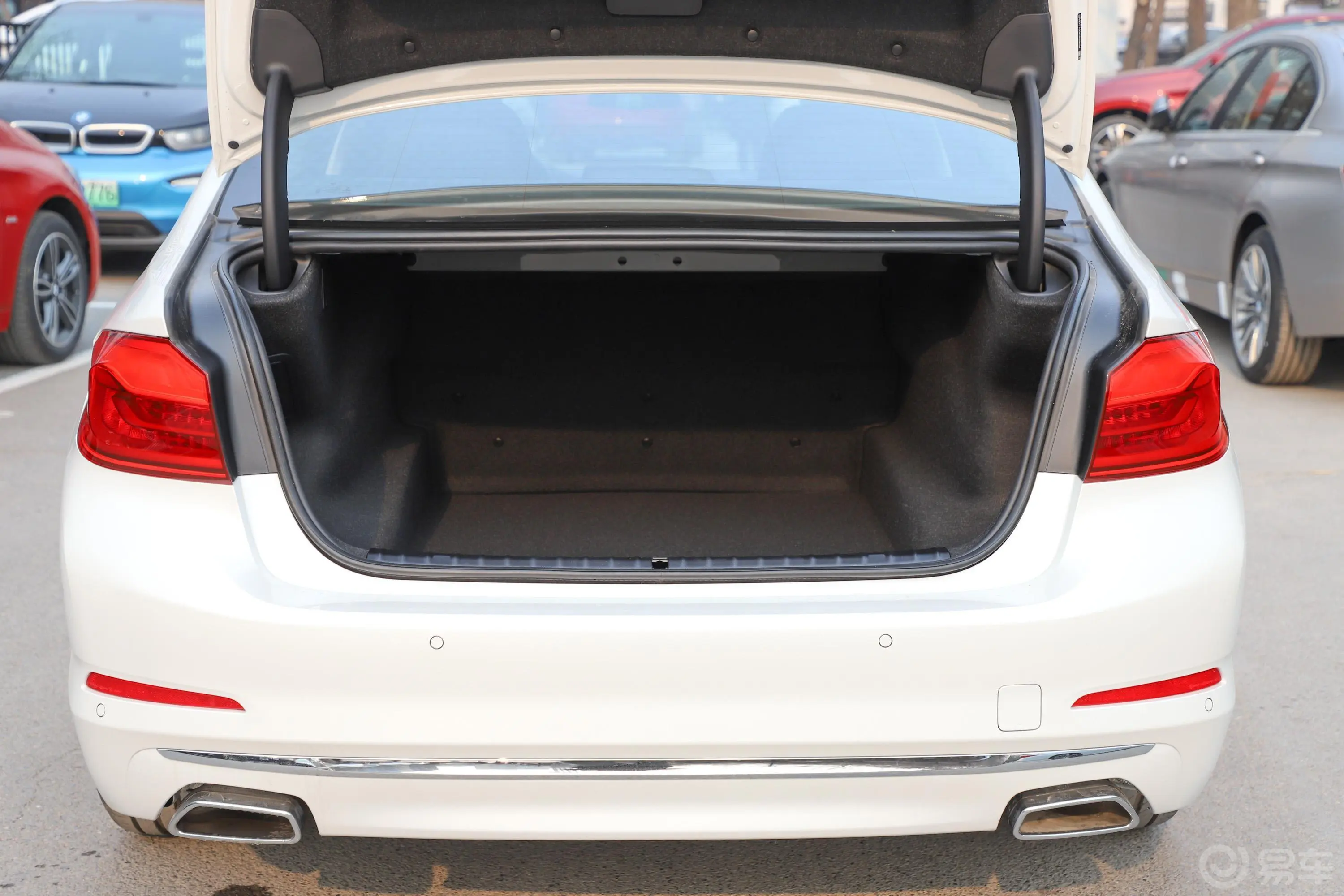宝马5系530Li xDrive 豪华套装后备厢空间特写