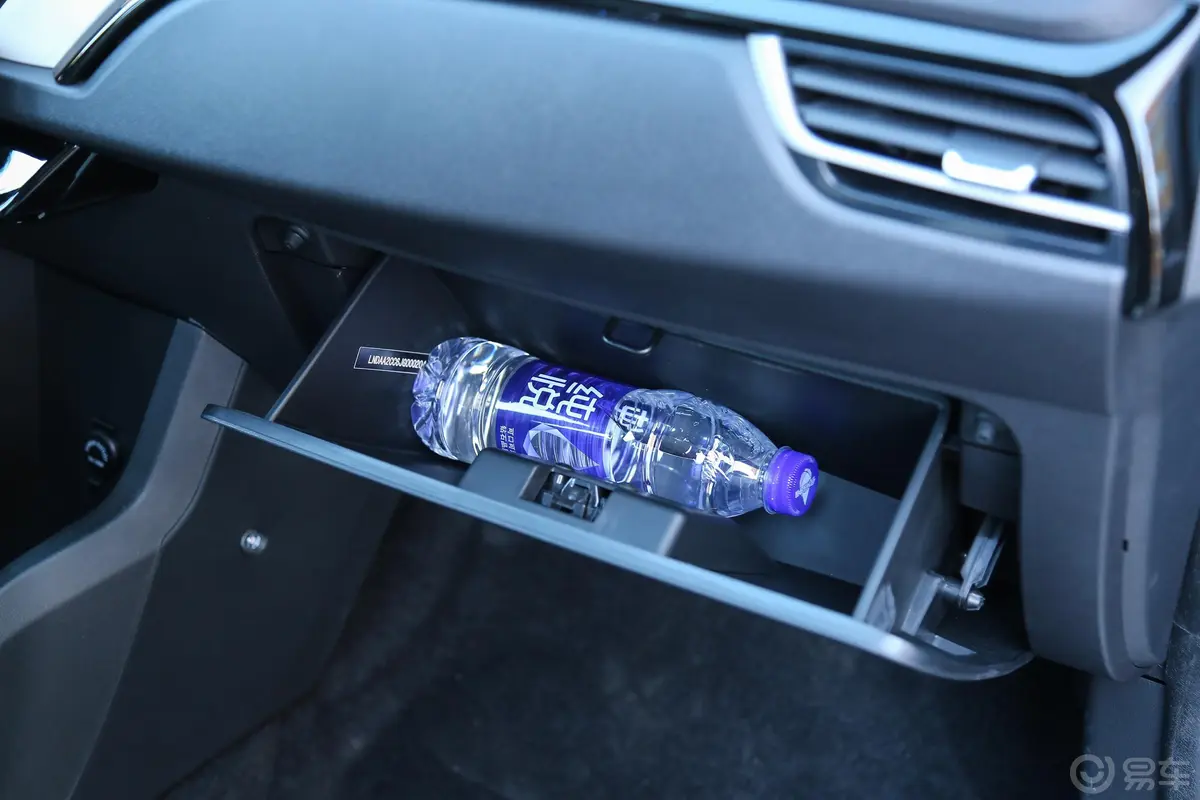 易至EV3酷跑版手套箱空间水瓶横置