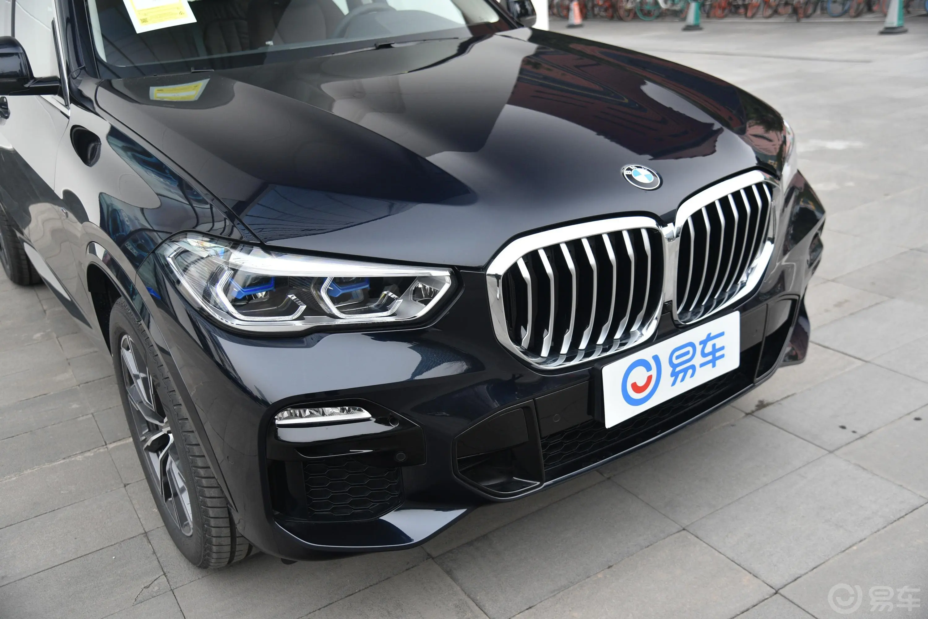 宝马X5(进口)xDrive40i M运动套装前格栅侧俯拍