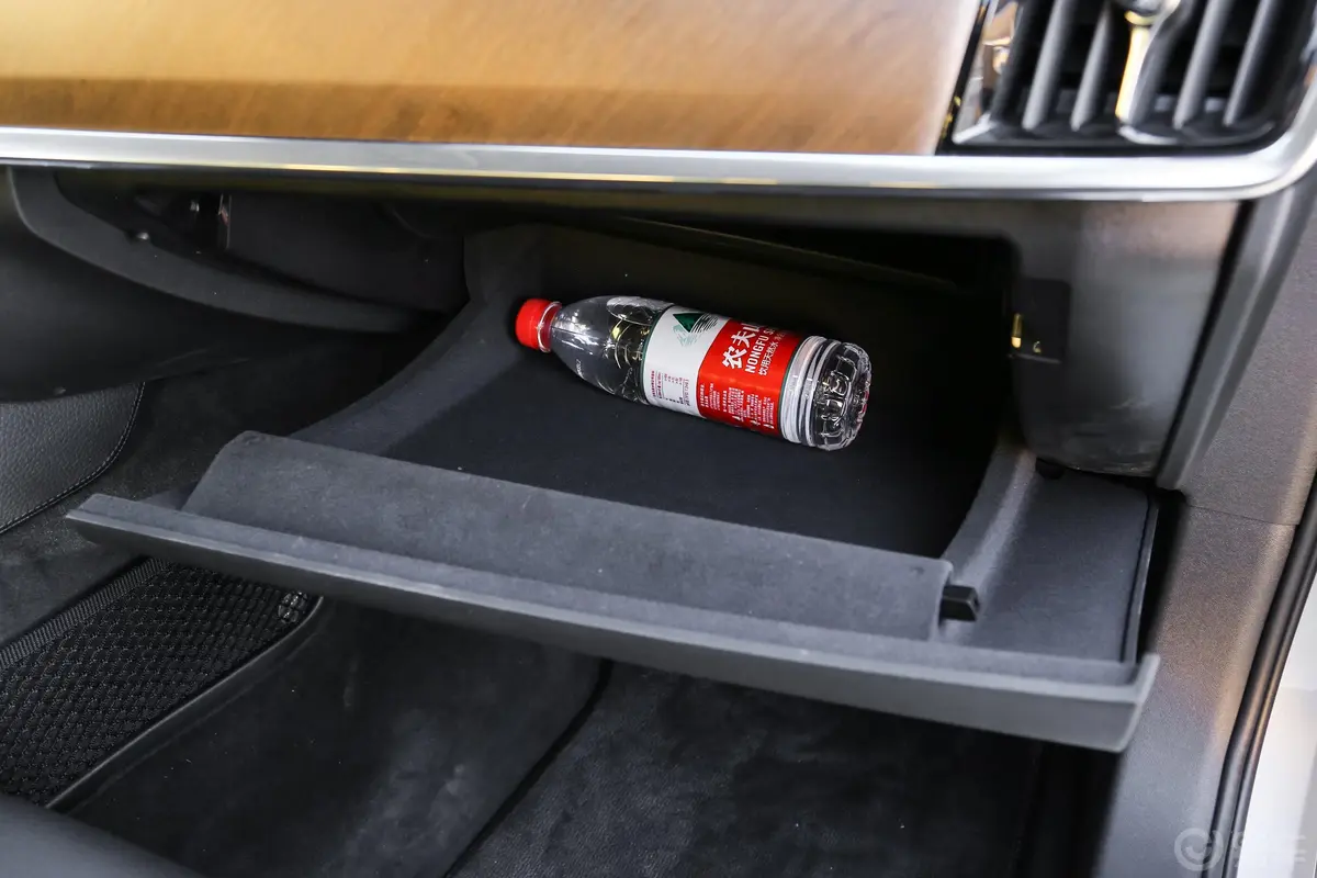 沃尔沃S90新能源T8 智雅版 国Ⅴ手套箱空间水瓶横置