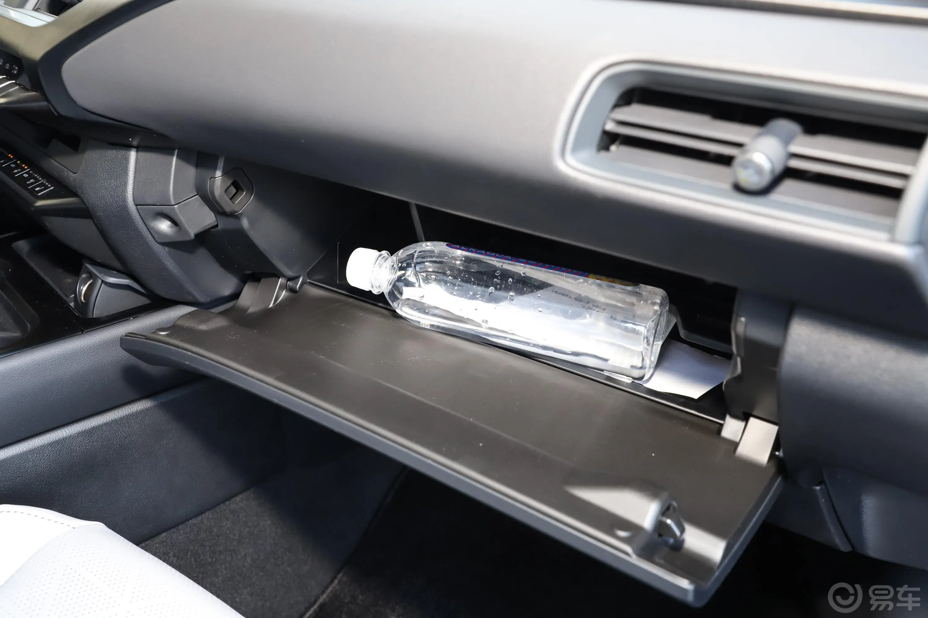 雷克萨斯UX260h 探·享版 国V手套箱空间水瓶横置