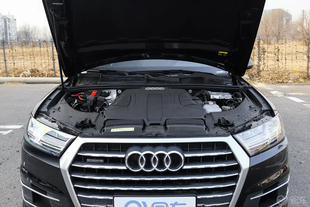 奥迪Q755 TFSI 技术版发动机舱整体