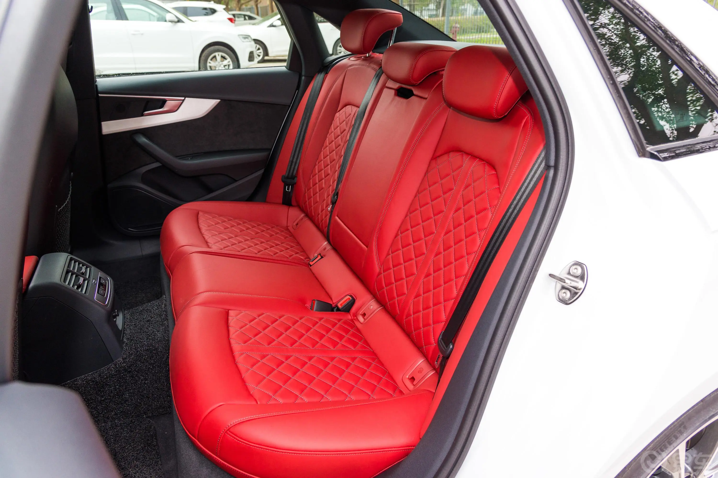 奥迪S43.0T Limousine后排座椅
