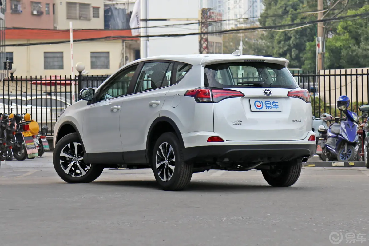 RAV4荣放2.0L CVT 两驱 先锋版 国V侧后45度车头向左水平