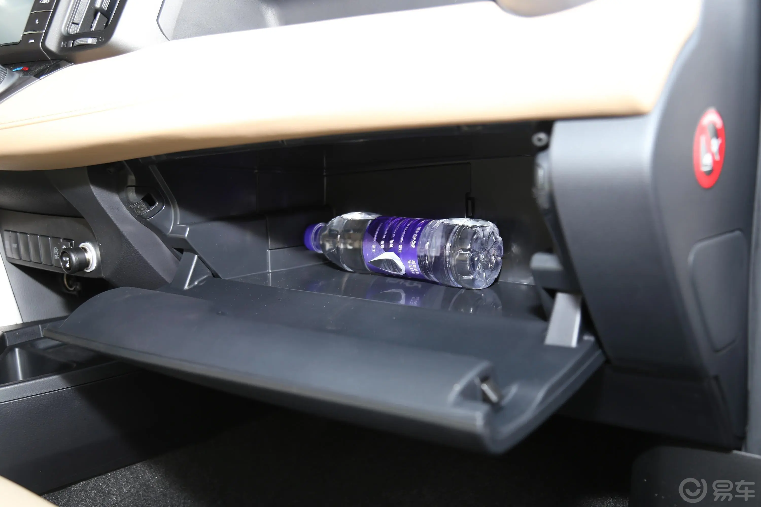 RAV4荣放2.0L CVT 两驱 风尚X限量版 国V手套箱空间水瓶横置