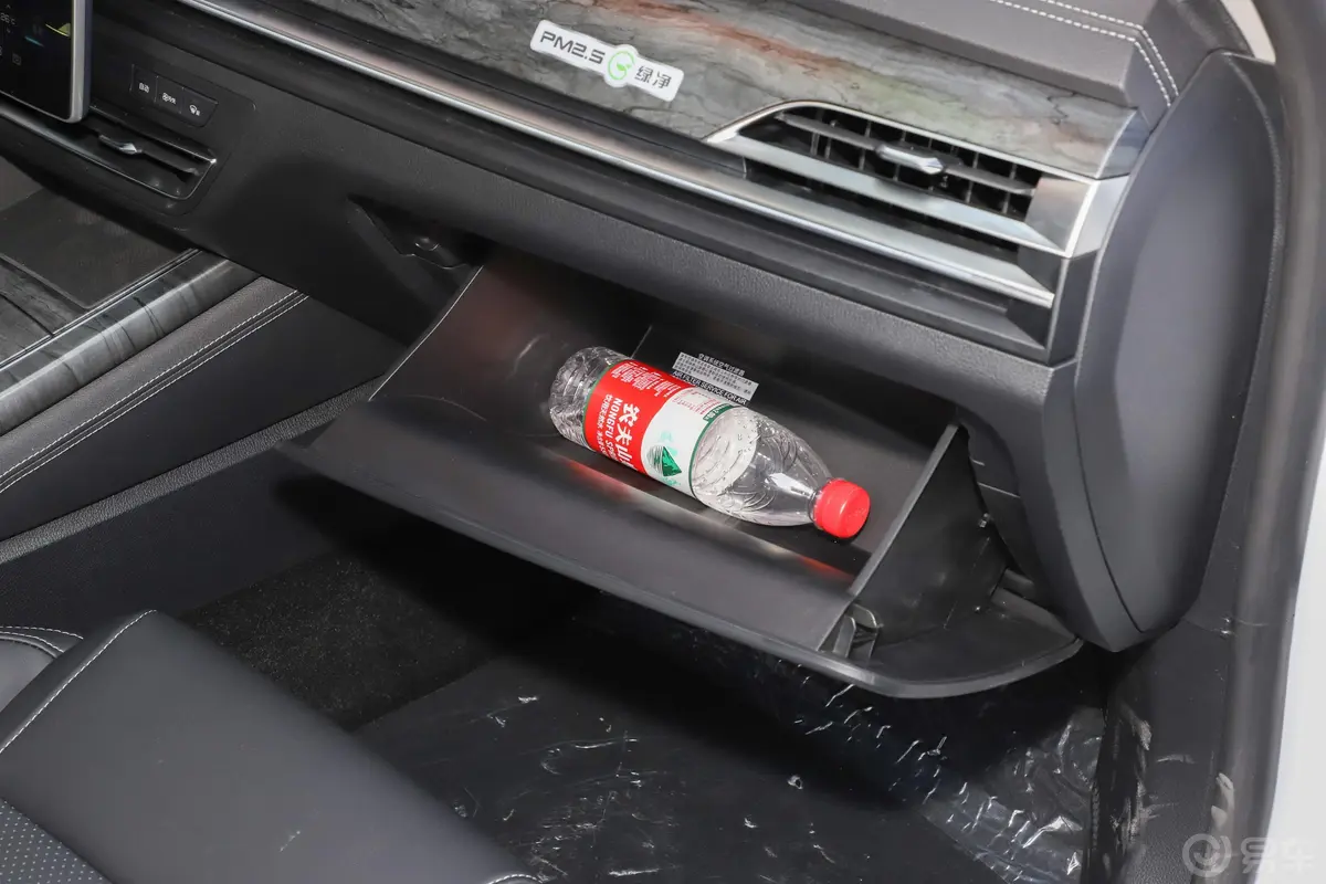 秦Pro新能源EV500 智联领动版手套箱空间水瓶横置