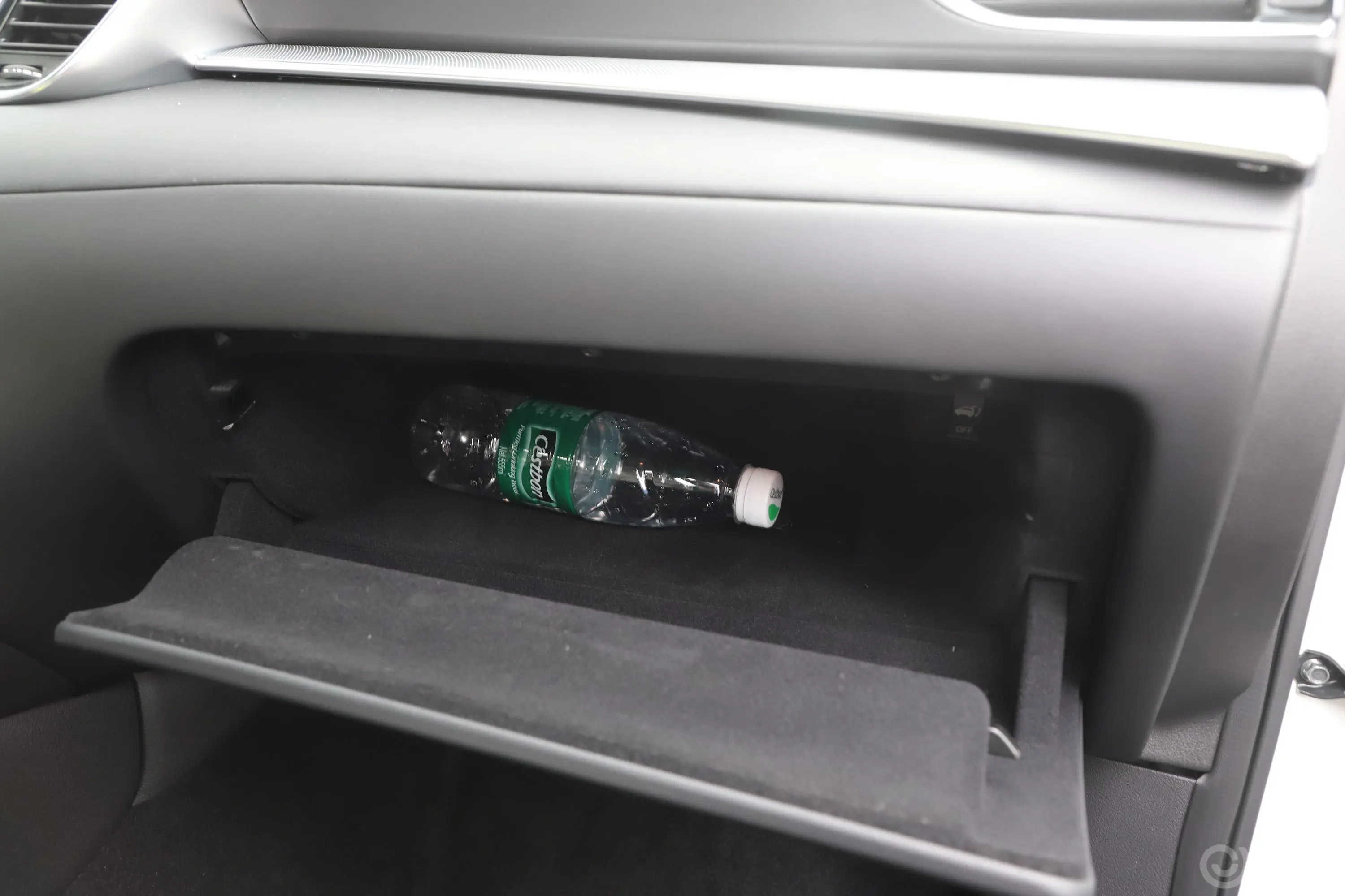 英菲尼迪QX502.0T 两驱 时尚版手套箱空间水瓶横置