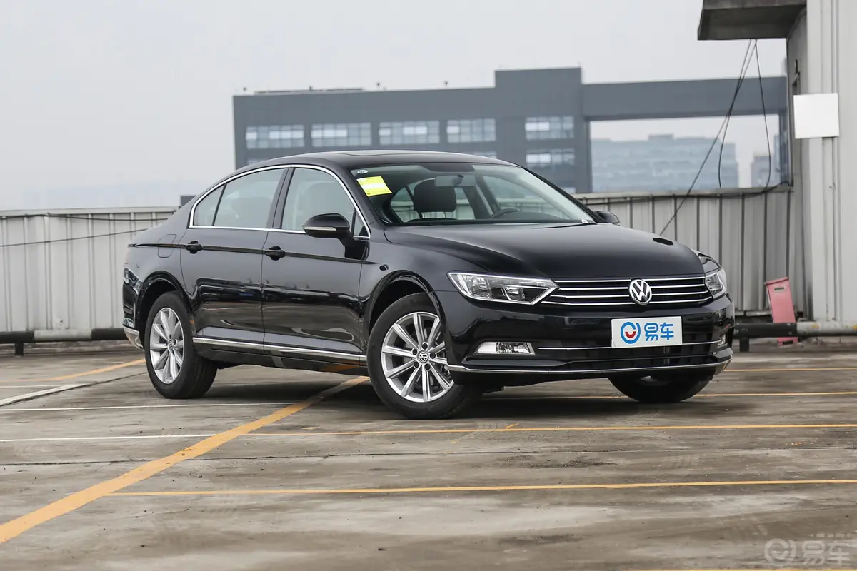 迈腾280TSI 双离合 领先型 国V侧前45度车头向右水平