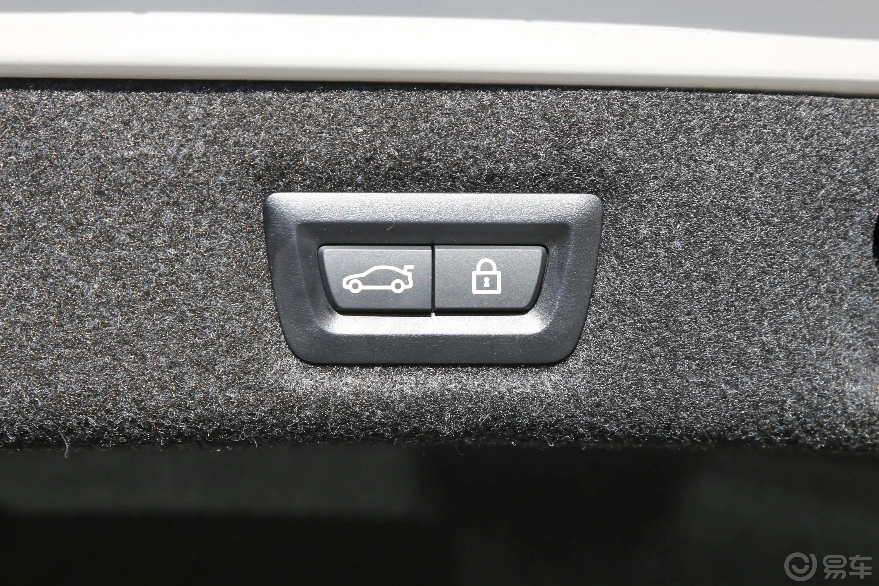 宝马5系530Li 尊享版 M运动套装电动尾门按键（手动扶手）