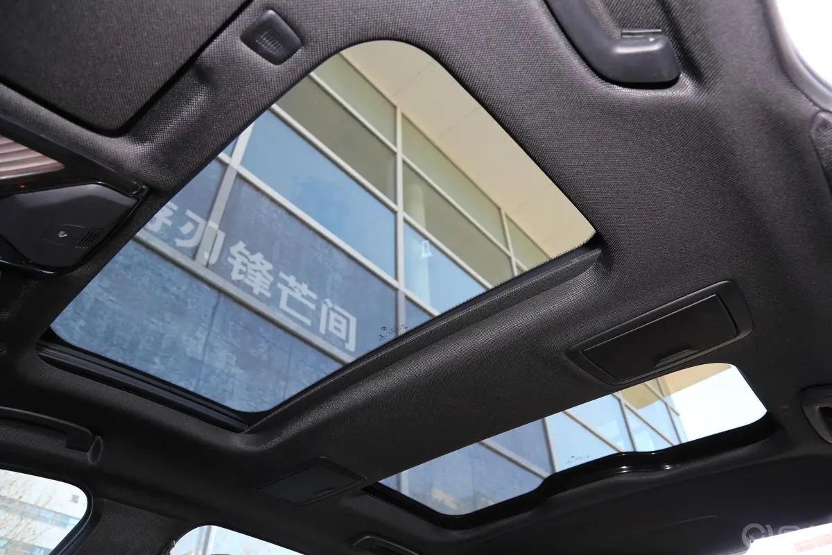 宝马5系530Li 尊享版 M运动套装天窗内拍关闭