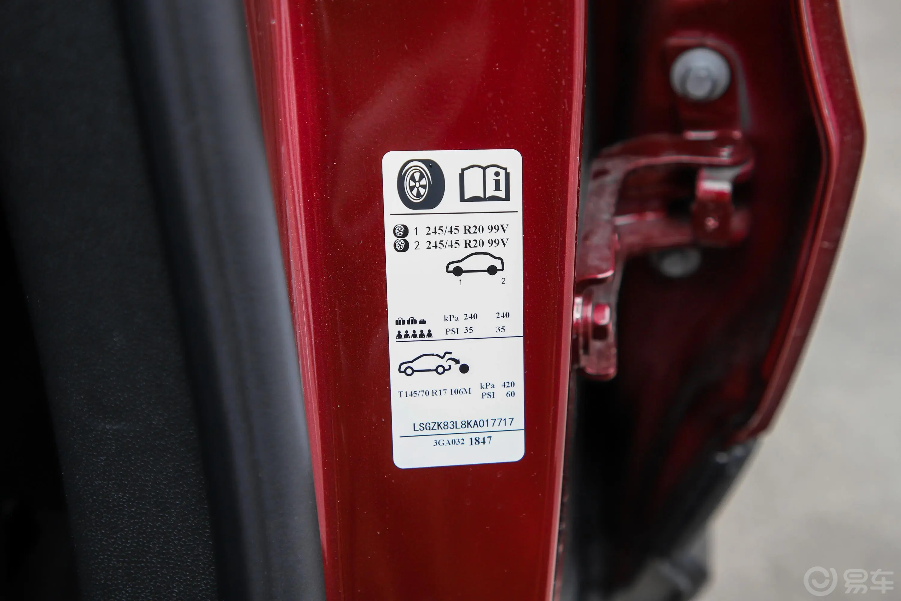 凯迪拉克XT428T 四驱 铂金运动版胎压信息铭牌