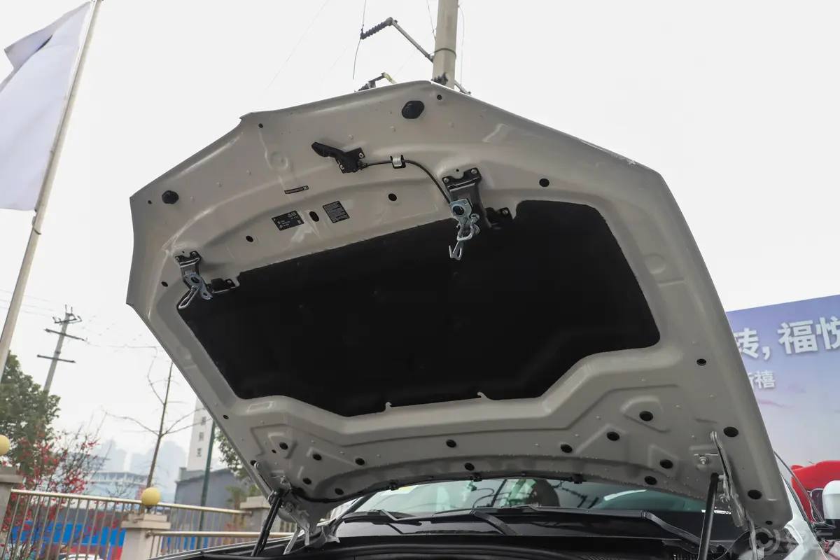 宝马X6xDrive35i M运动套装发动机舱盖内侧