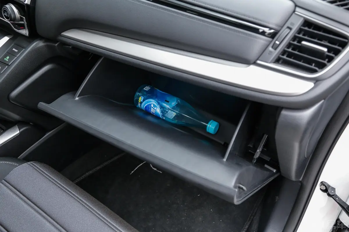 本田CR-V混动 2.0L 两驱 净速版 国V手套箱空间水瓶横置