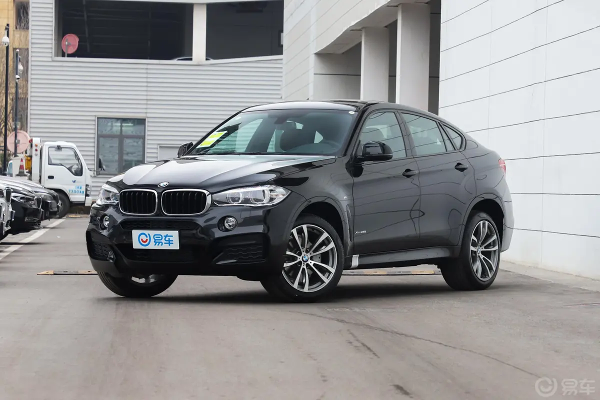 宝马X6xDrive28i M运动套装侧前45度车头向左水平