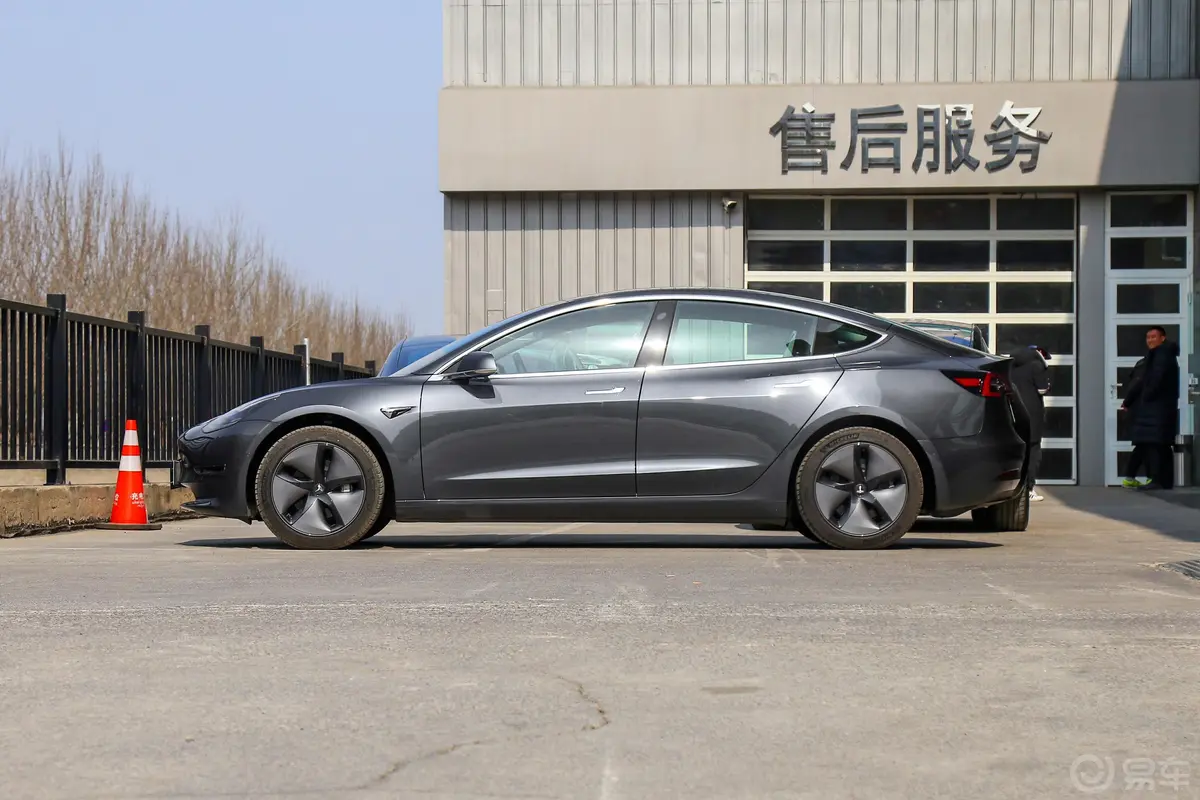 Model 3(进口)长续航全轮驱动版正侧车头向左水平