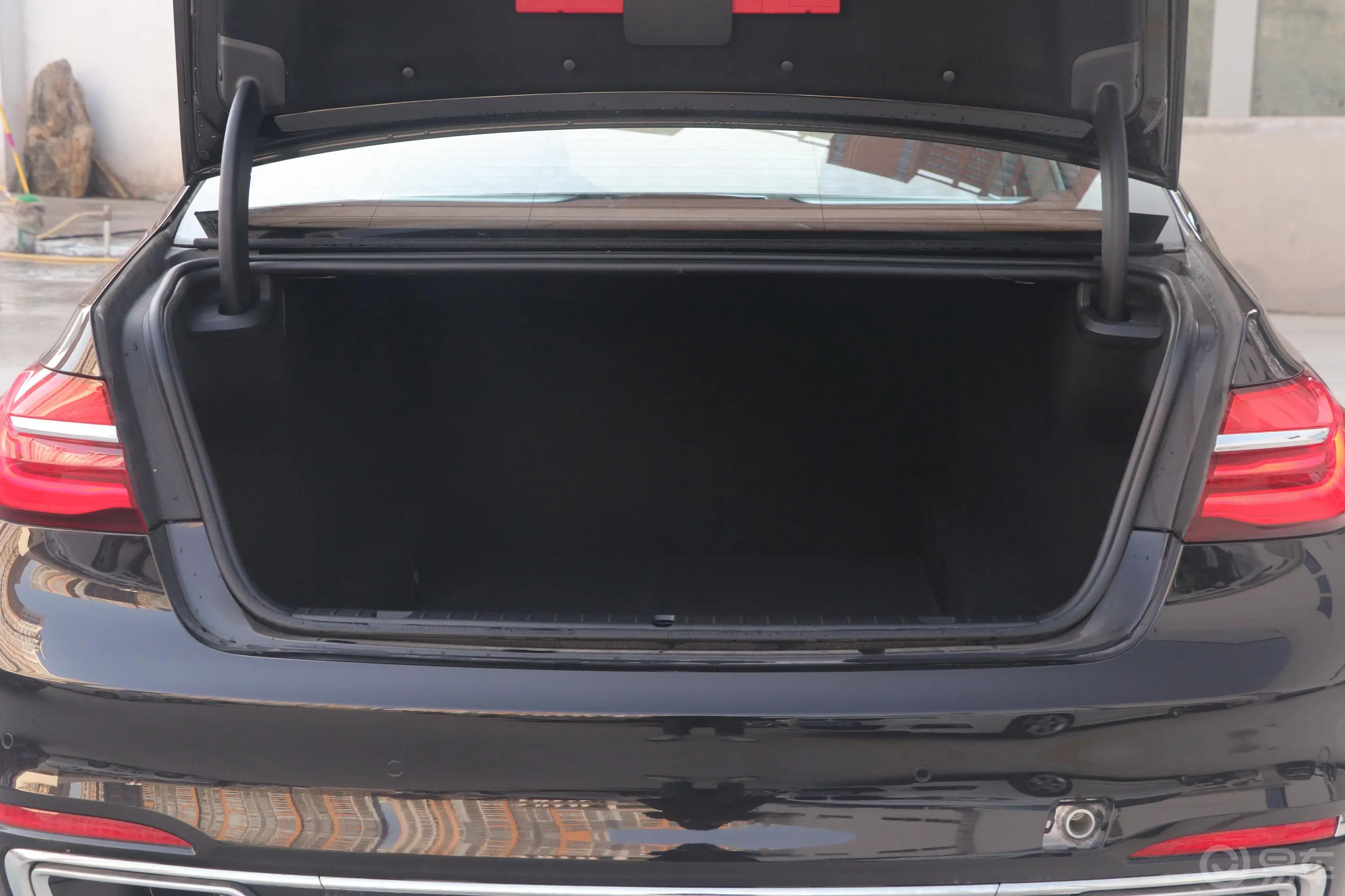宝马7系740Li xDrive 尊享版 卓越套装后备厢空间特写