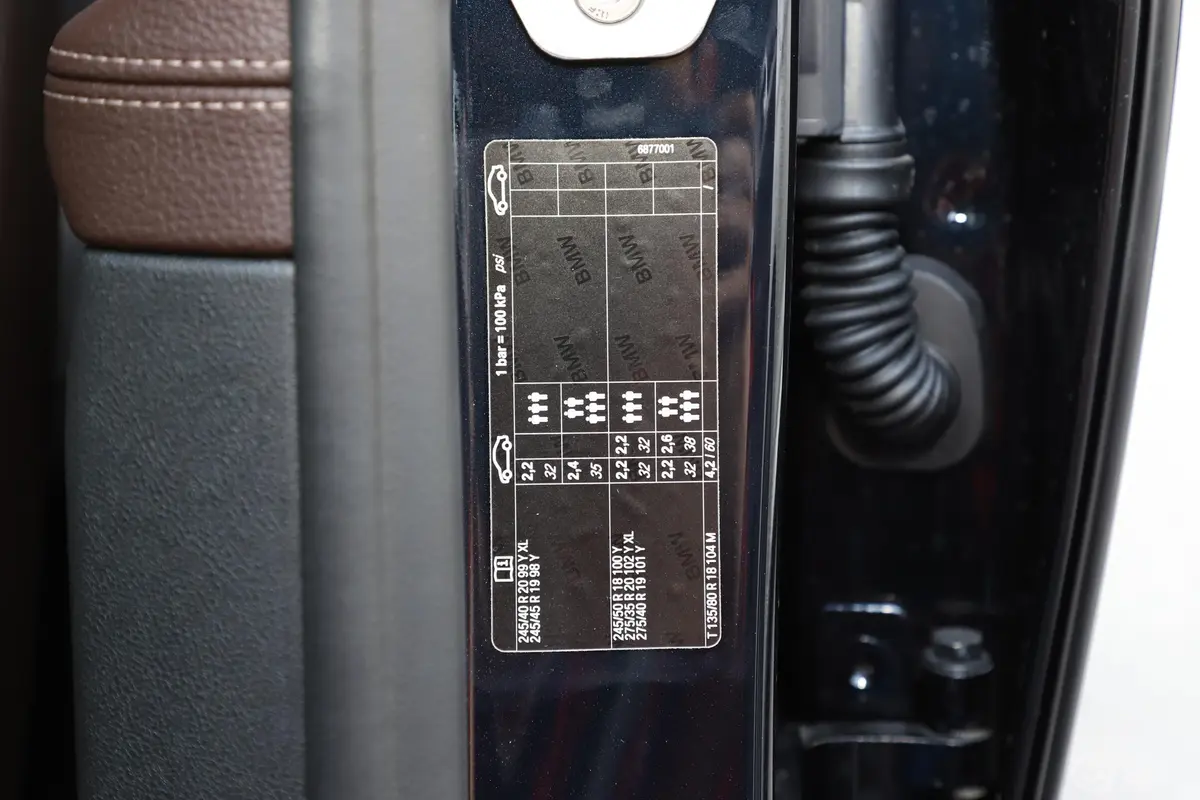 宝马7系730Li 领先版 M运动套装胎压信息铭牌