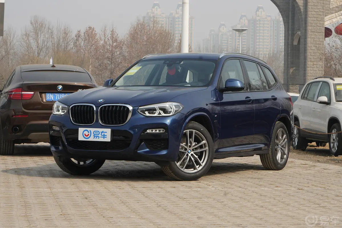 宝马X3xDrive 28i M运动套装 国V侧前45度车头向左水平