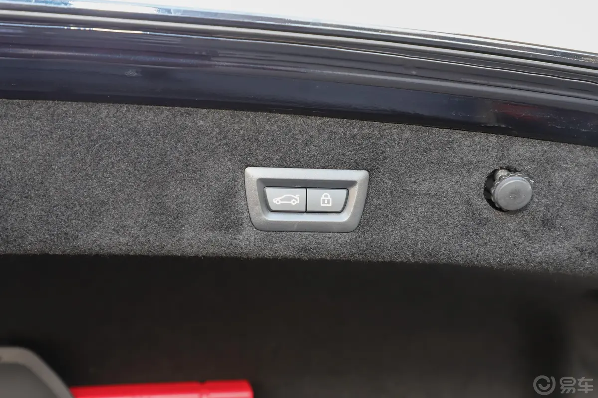 宝马7系730Li 领先版 M运动套装电动尾门按键（手动扶手）