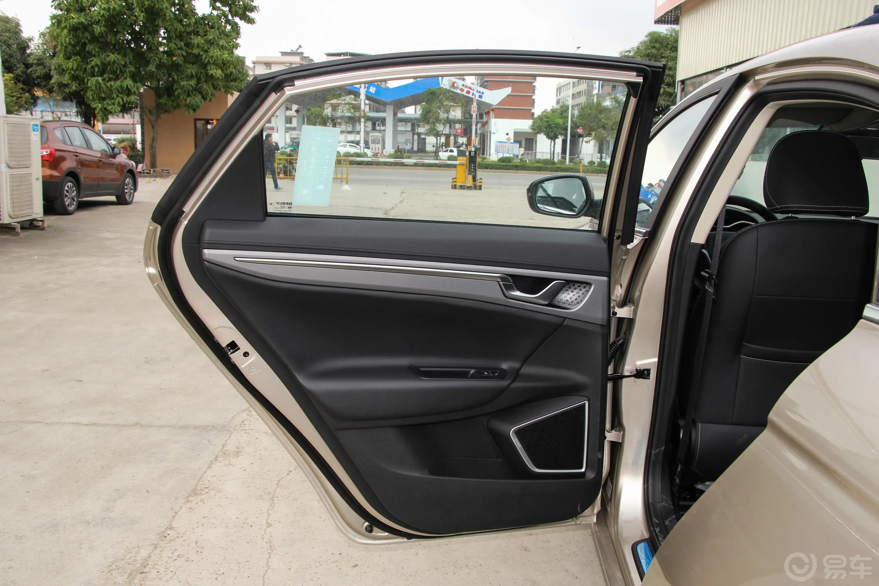 帝豪GL1.4T CVT 精英智享版驾驶员侧后车门