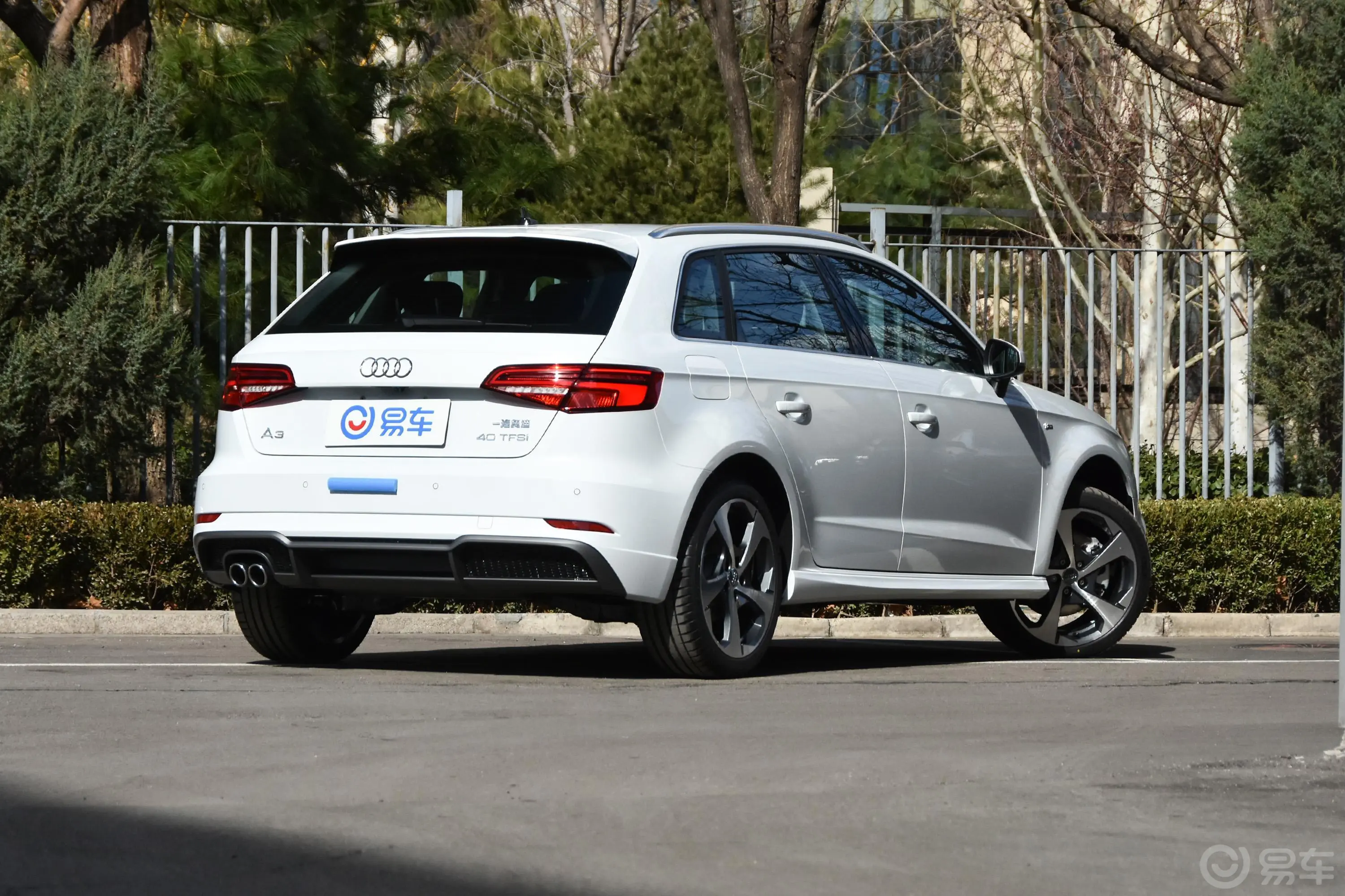 奥迪A3Sportback 40TFSI 运动版 国V侧后45度车头向右水平