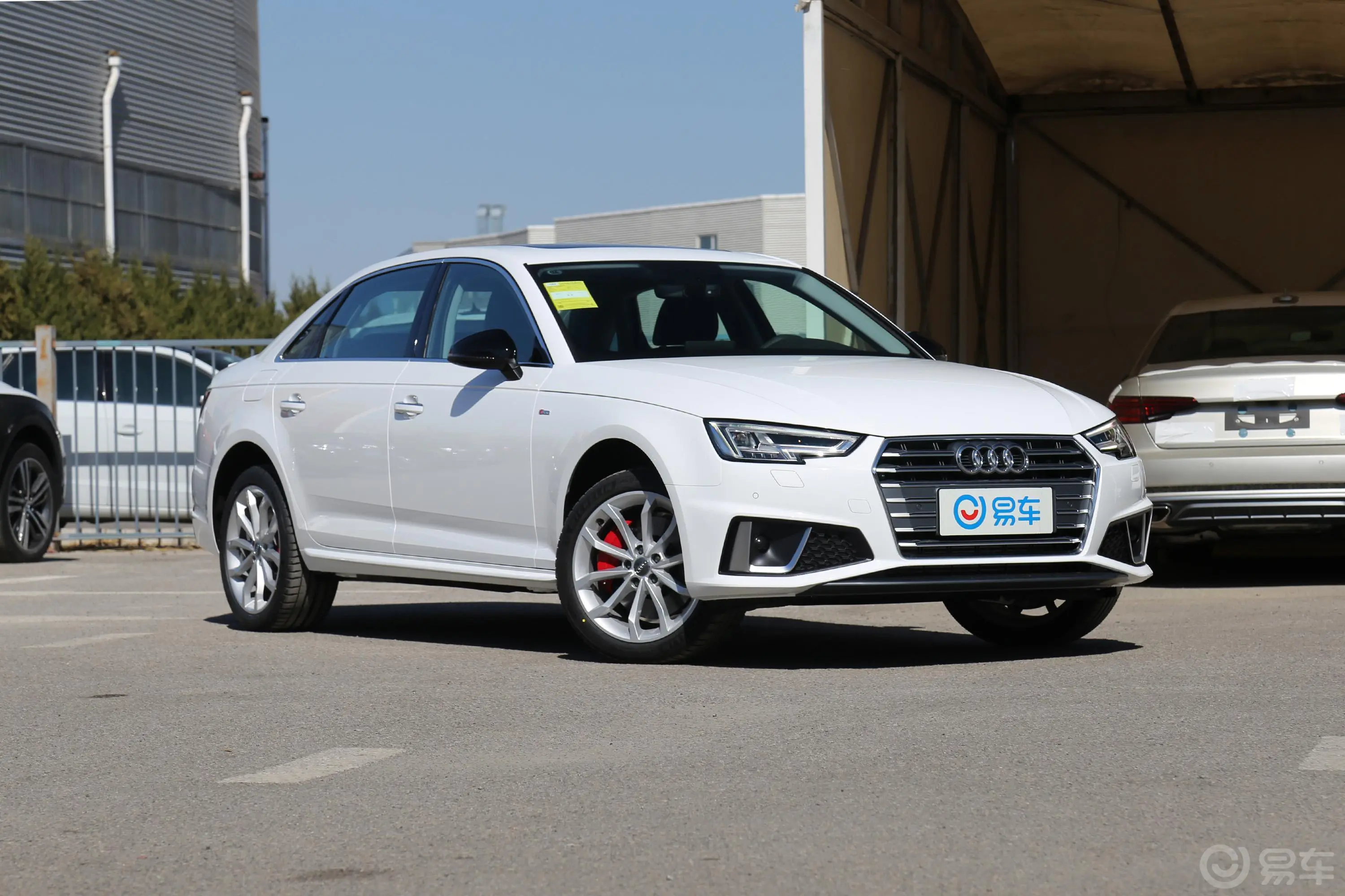 奥迪A4L45 TFSI quattro个性运动版 国V侧前45度车头向右水平