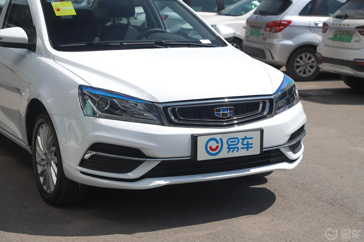 帝豪PHEV1.5L E-CVT 进取版前格栅侧俯拍