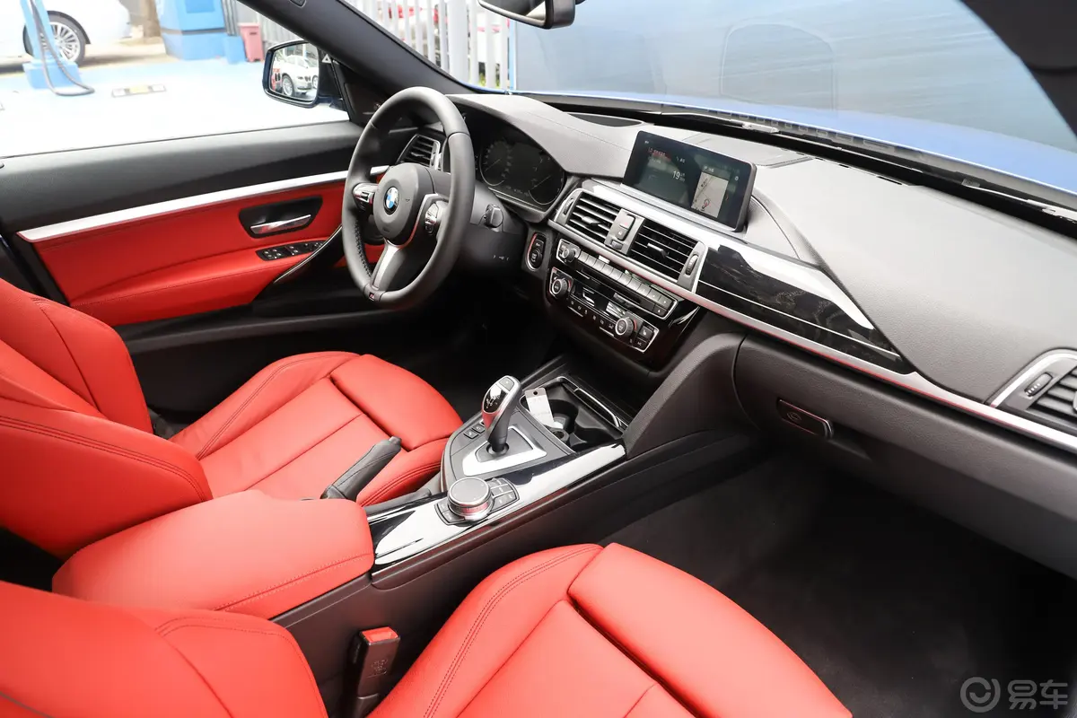 宝马3系GT330i xDrive M运动版内饰全景副驾驶员方向