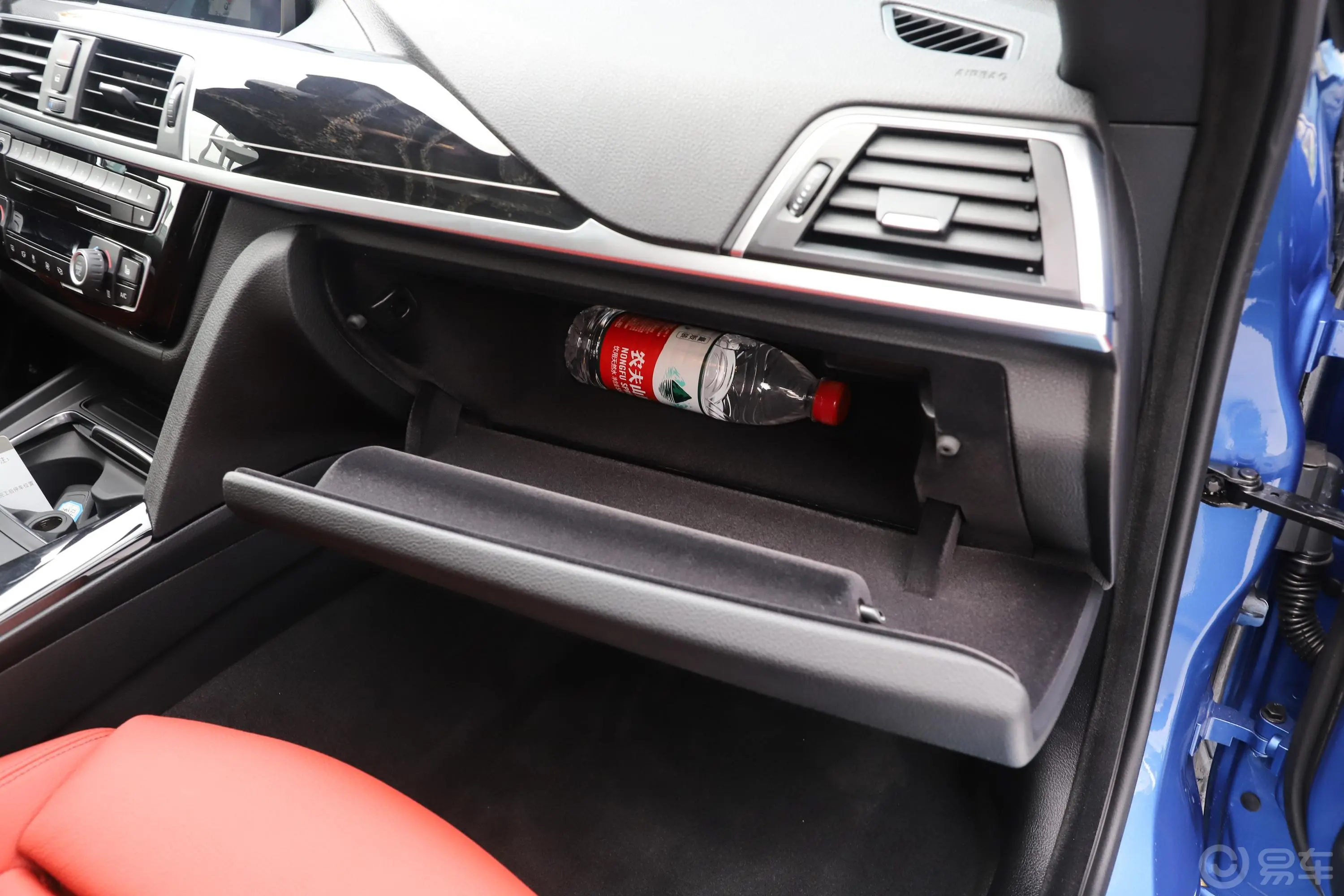 宝马3系GT330i xDrive M运动版手套箱空间水瓶横置