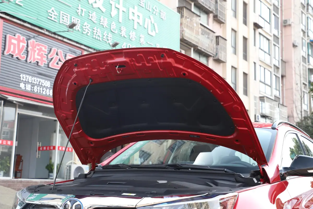 北京EX5悦风版发动机舱盖内侧
